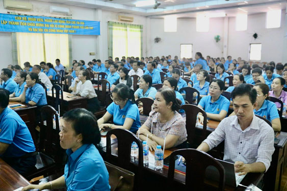 Cán bộ Công đoàn TP Cần Thơ tại hội nghị học tập chuyên đề về học tập và làm theo gương Bác do LĐLĐ TP Cần Thơ tổ chức