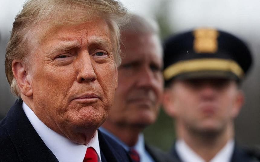 Ông Trump mất 1 tỉ USD giữa lúc “dầu sôi lửa bỏng”