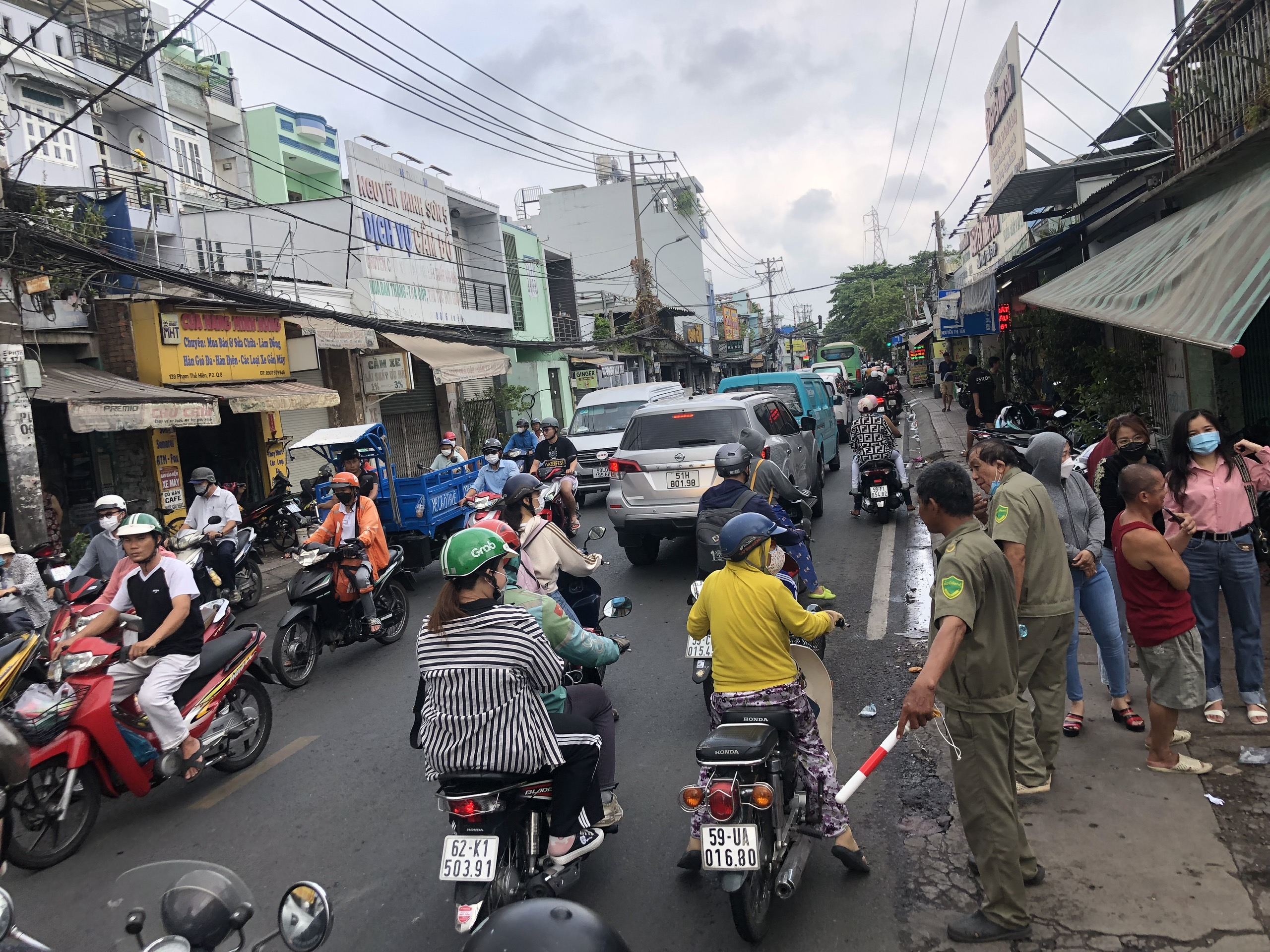 Hiện trường đ&aacute;m ch&aacute;y lớn ở quận 8 vẫn đang bị phong tỏa- Ảnh 10.