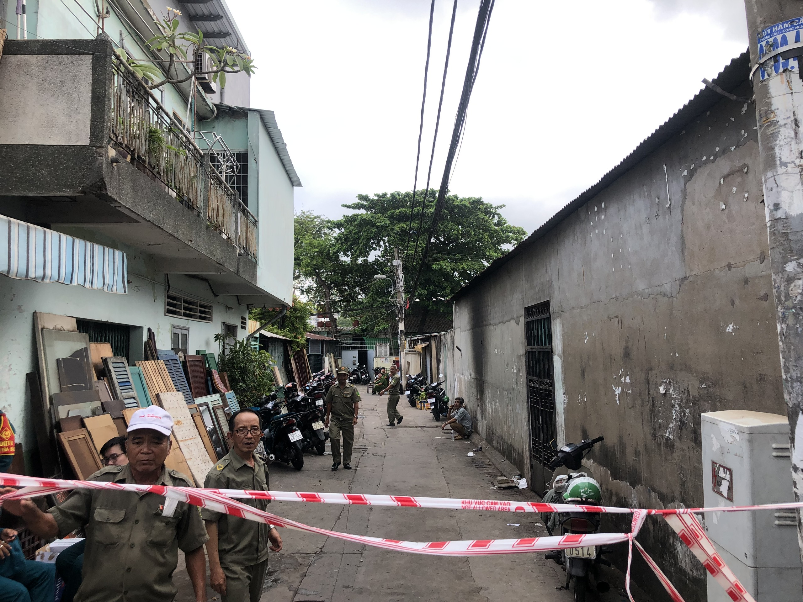 Hiện trường đ&aacute;m ch&aacute;y lớn ở quận 8 vẫn đang bị phong tỏa- Ảnh 9.
