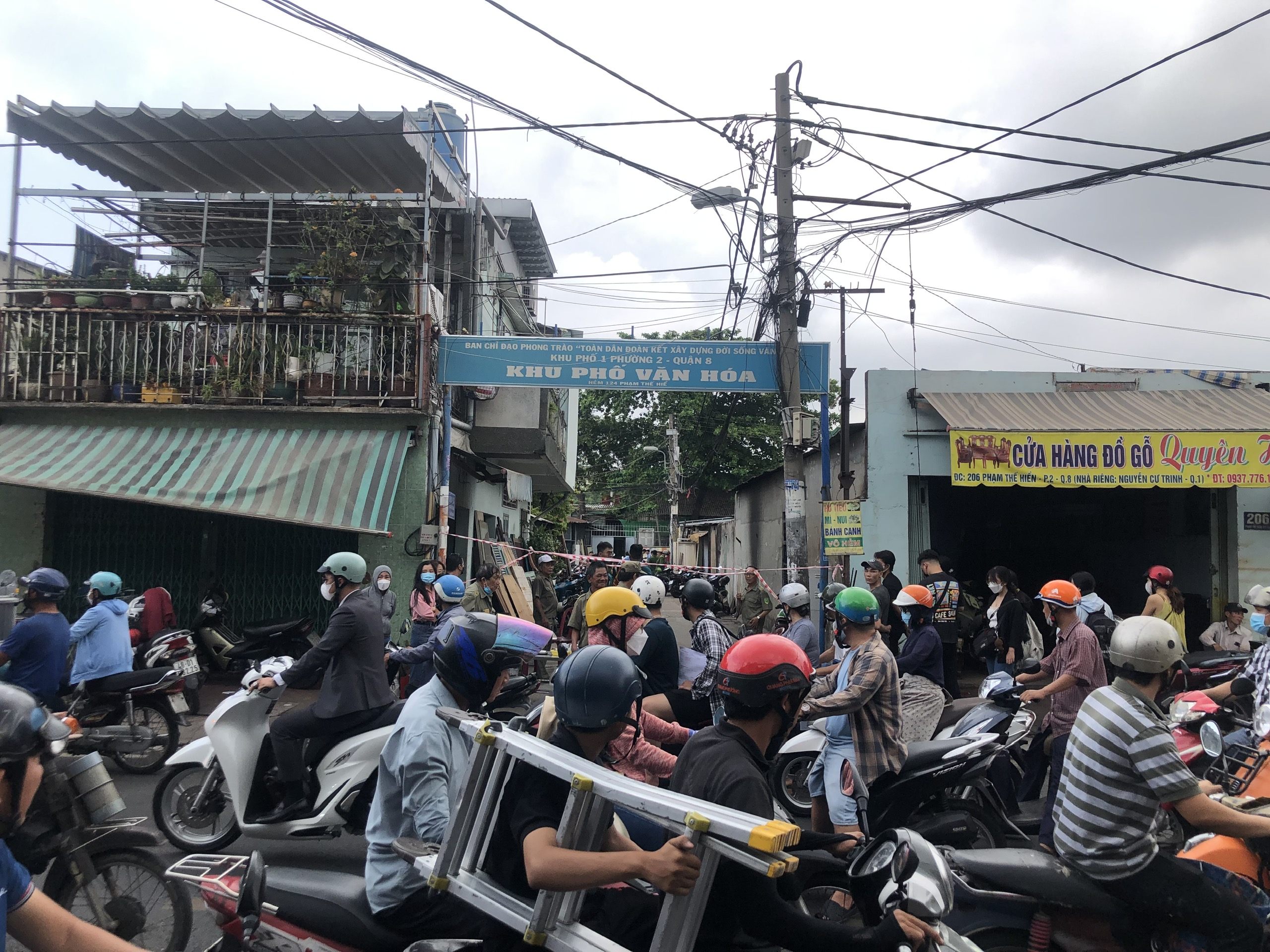 Hiện trường đ&aacute;m ch&aacute;y lớn ở quận 8 vẫn đang bị phong tỏa- Ảnh 11.