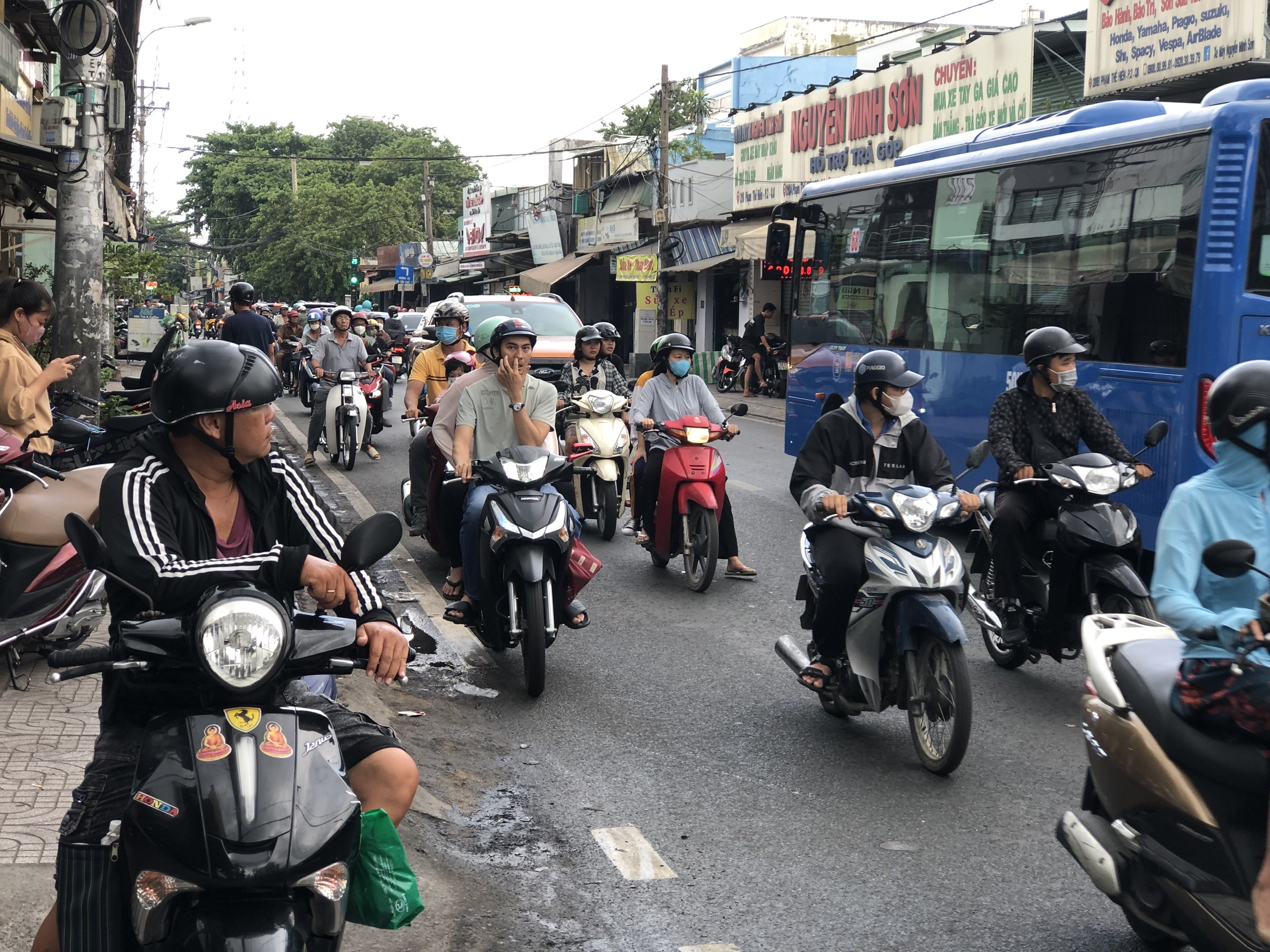 Hiện trường đ&aacute;m ch&aacute;y lớn ở quận 8 vẫn đang bị phong tỏa- Ảnh 6.