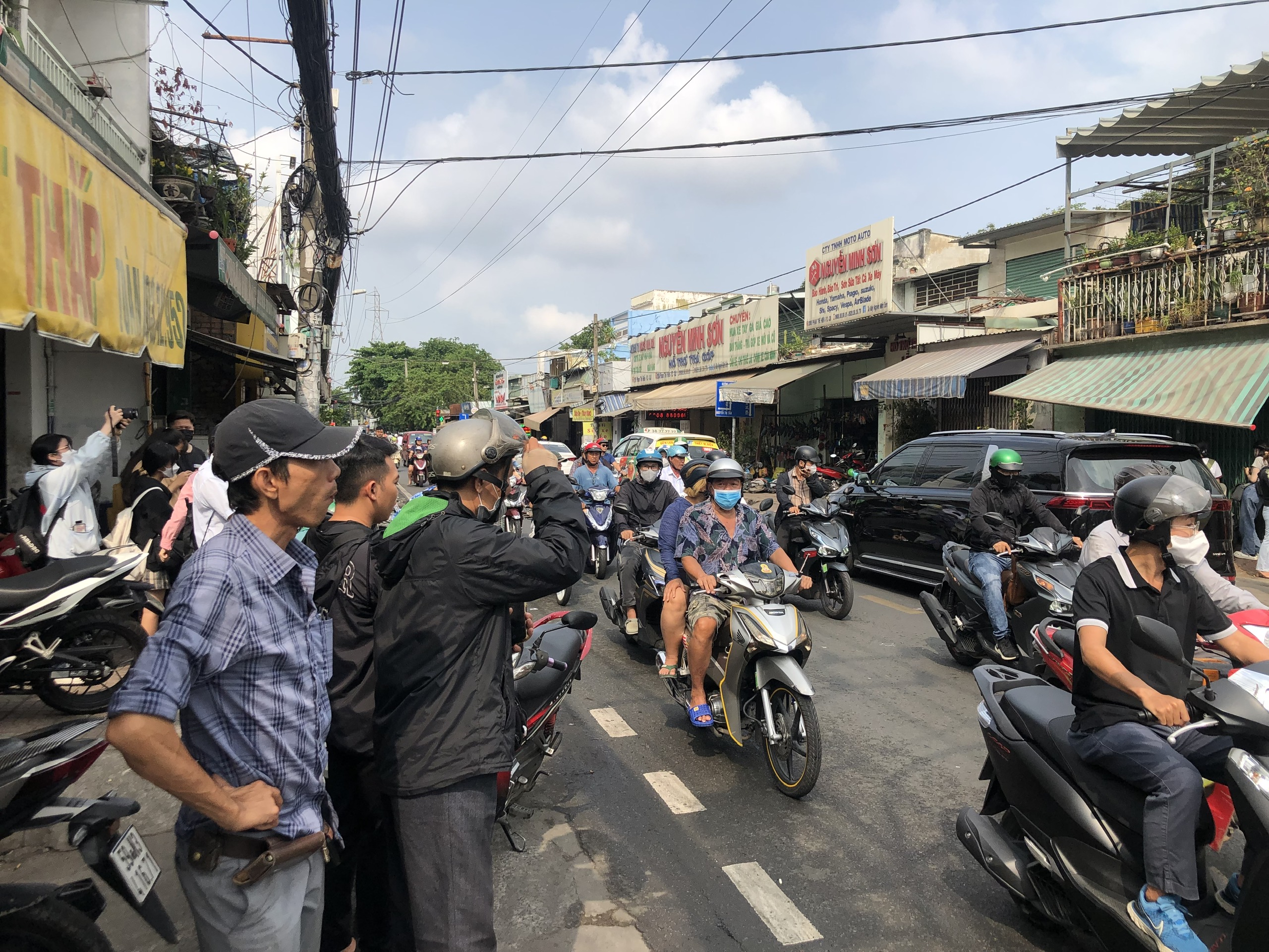 Hiện trường đ&aacute;m ch&aacute;y lớn ở quận 8 vẫn đang bị phong tỏa- Ảnh 5.