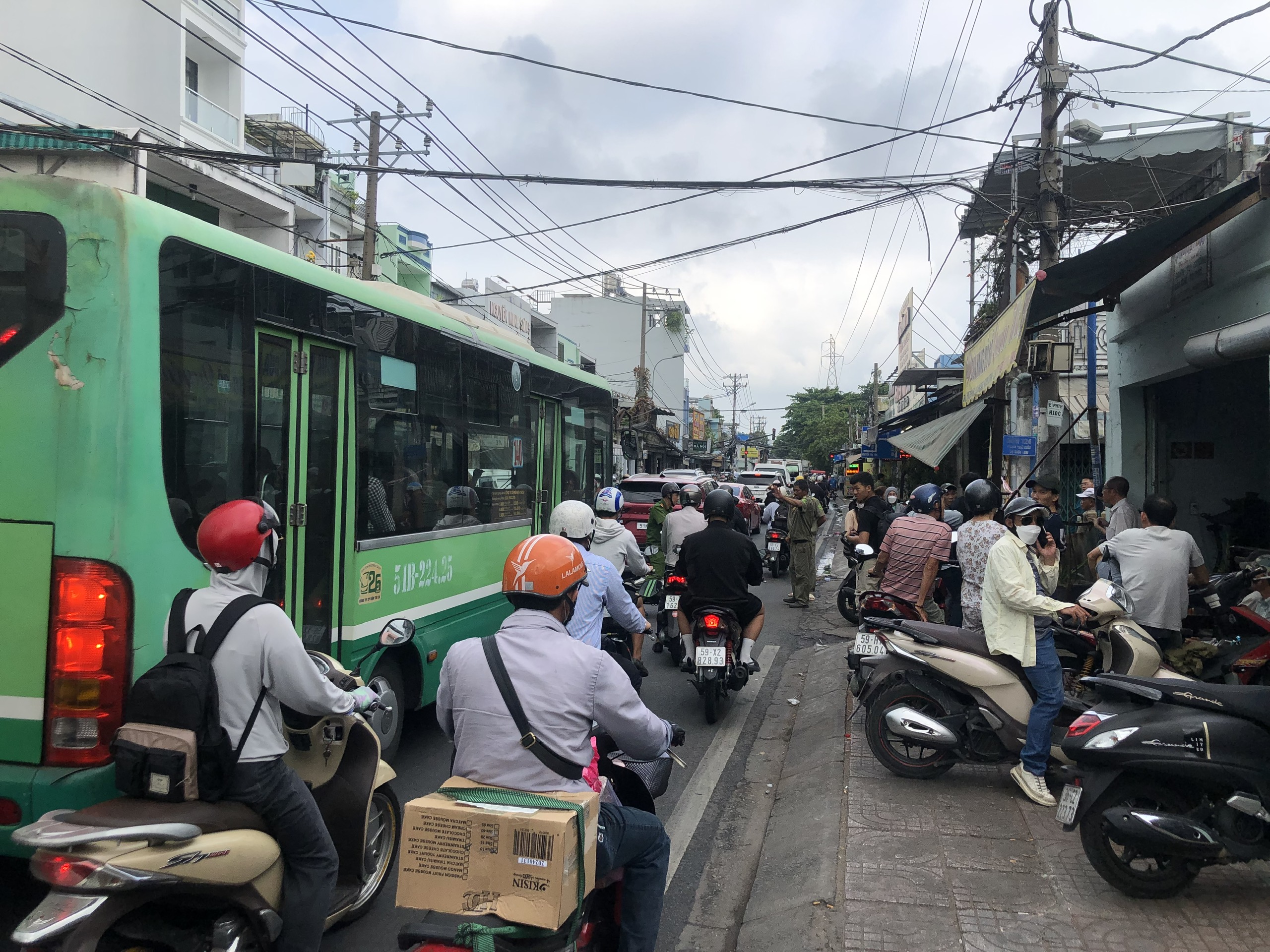 Hiện trường đ&aacute;m ch&aacute;y lớn ở quận 8 vẫn đang bị phong tỏa- Ảnh 7.