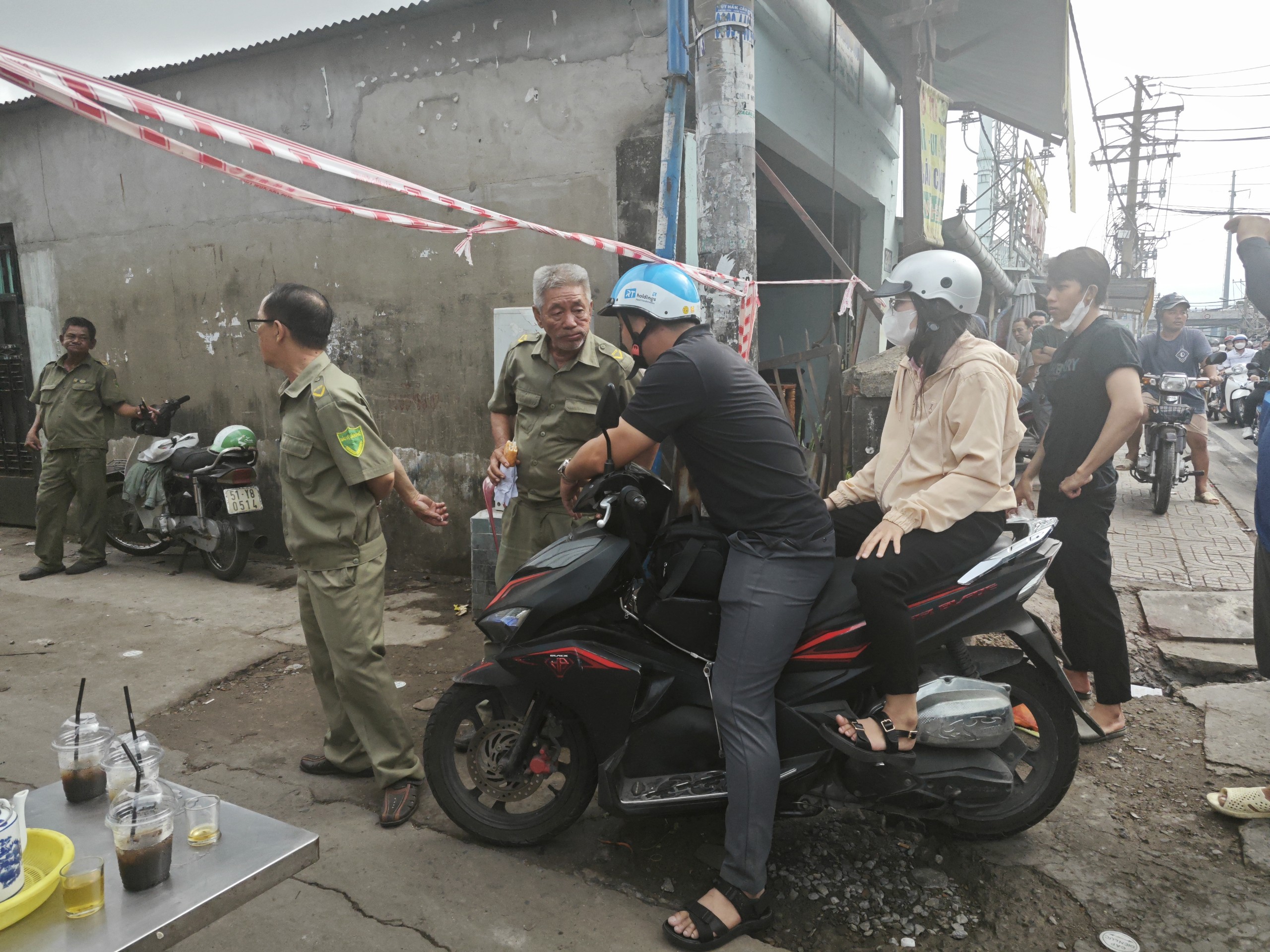 Hiện trường đ&aacute;m ch&aacute;y lớn ở quận 8 vẫn đang bị phong tỏa- Ảnh 4.