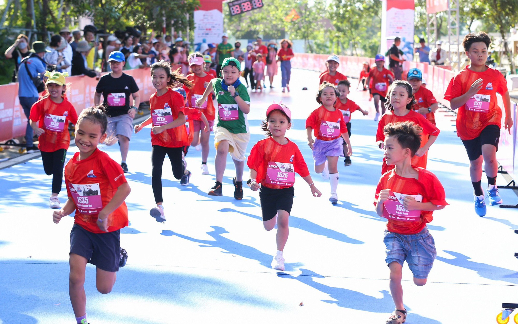 Nước mắt hạnh phúc của các runner "nhí"