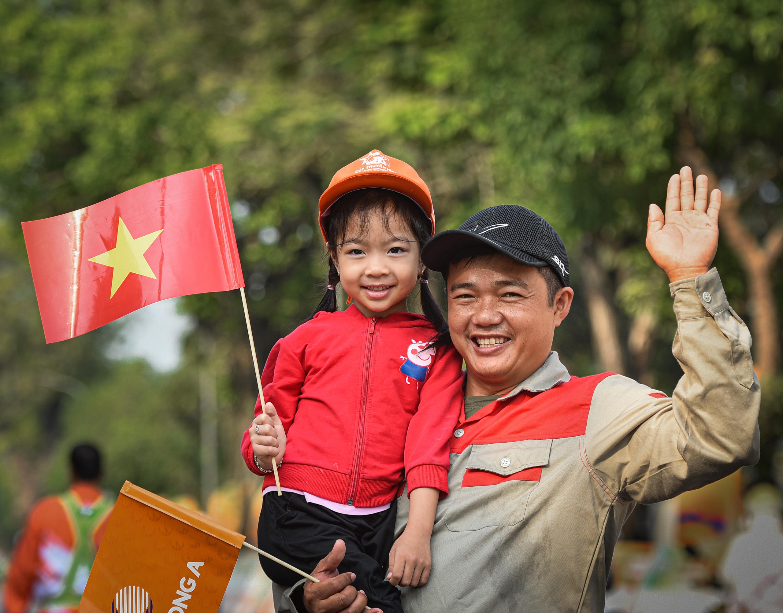 Cha con đi cổ vũ NGUYỄN KHOA HUY