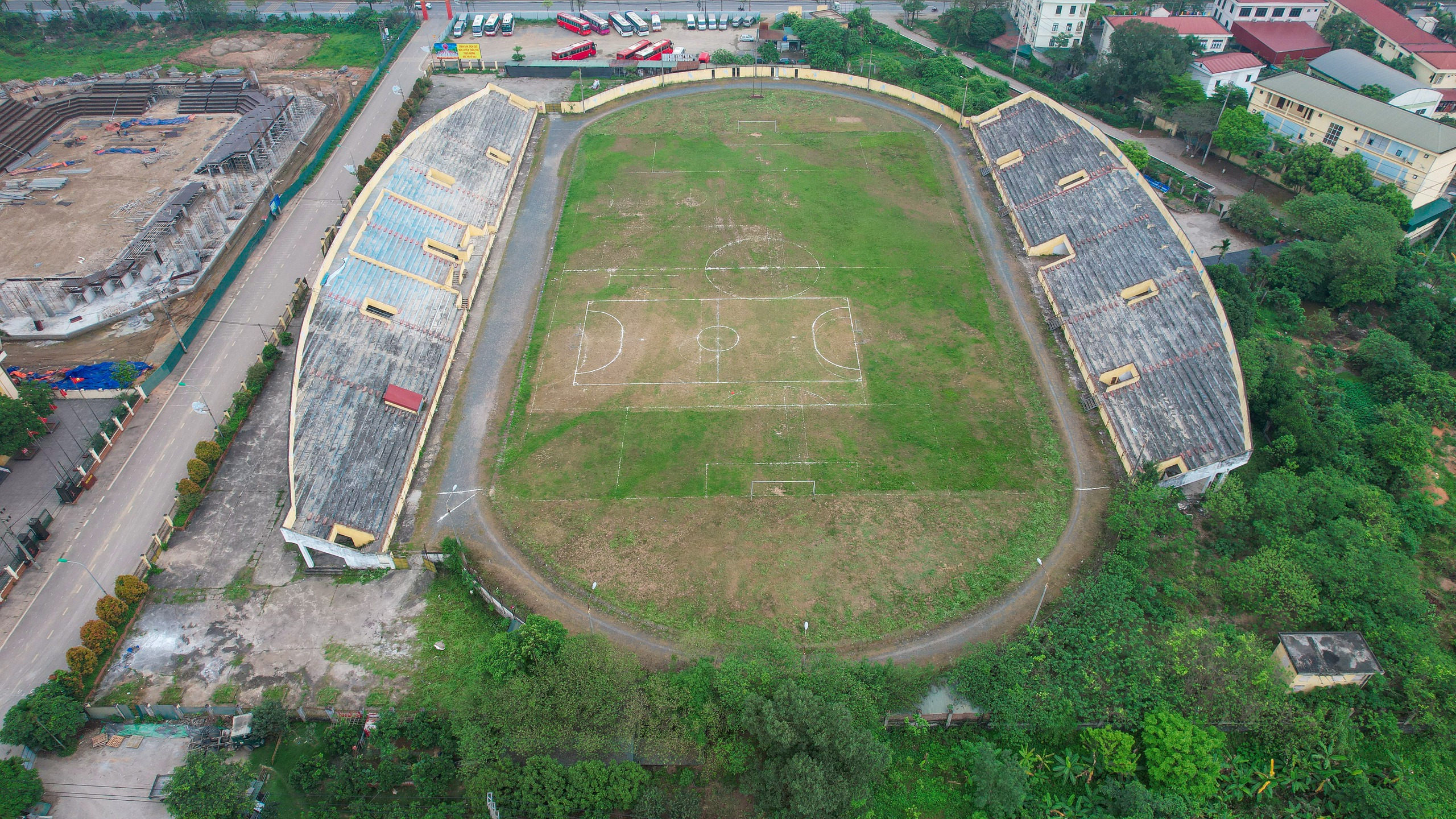 Cận cảnh một SVĐ xuống cấp, hư hỏng- Ảnh 2.