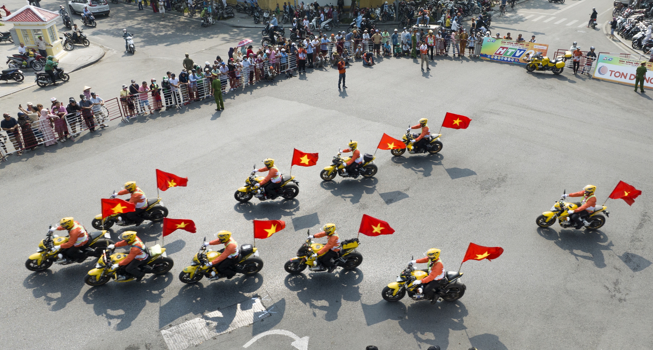 Đoàn xe mô tô diễu hành trước lúc đua. Ảnh: TRƯƠNG VỮNG