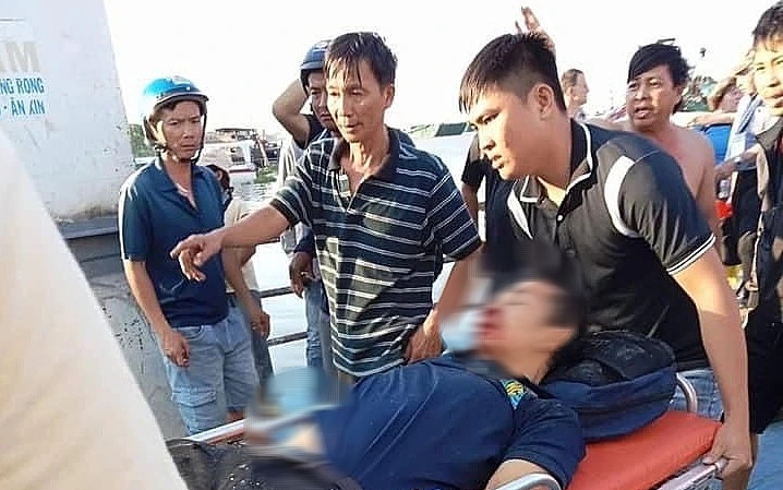 Tàu du lịch không giữ khoảng cách an toàn, va chạm phà chở khách?