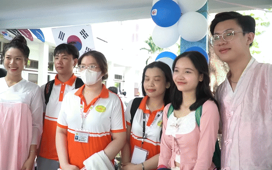 Du lịch “một vòng thế giới” tại ngày hội sinh viên