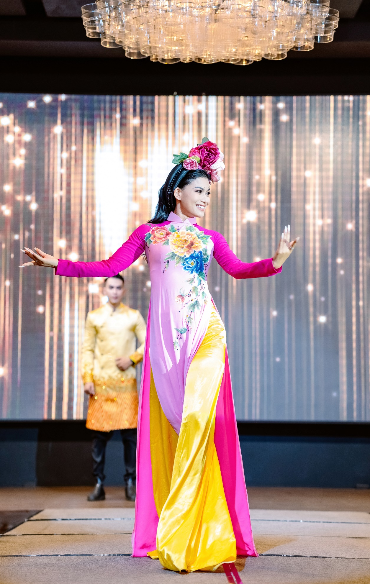Hoa hậu Nguyễn Trang l&agrave;m vedette khi diễn BST &aacute;o d&agrave;i- Ảnh 1.