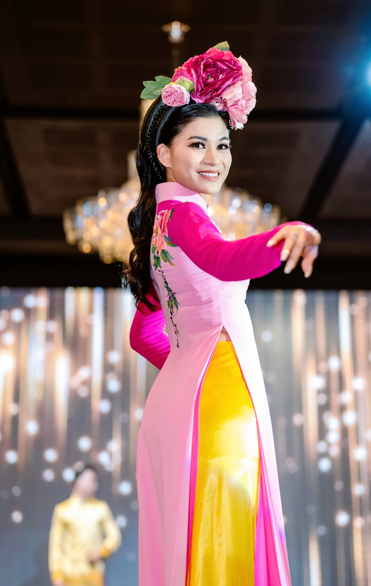 Hoa hậu Nguyễn Trang l&agrave;m vedette khi diễn BST &aacute;o d&agrave;i- Ảnh 2.