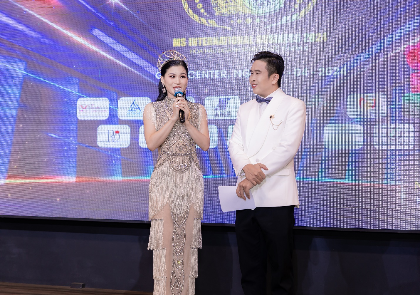 Hoa hậu Nguyễn Trang l&agrave;m vedette khi diễn BST &aacute;o d&agrave;i- Ảnh 4.
