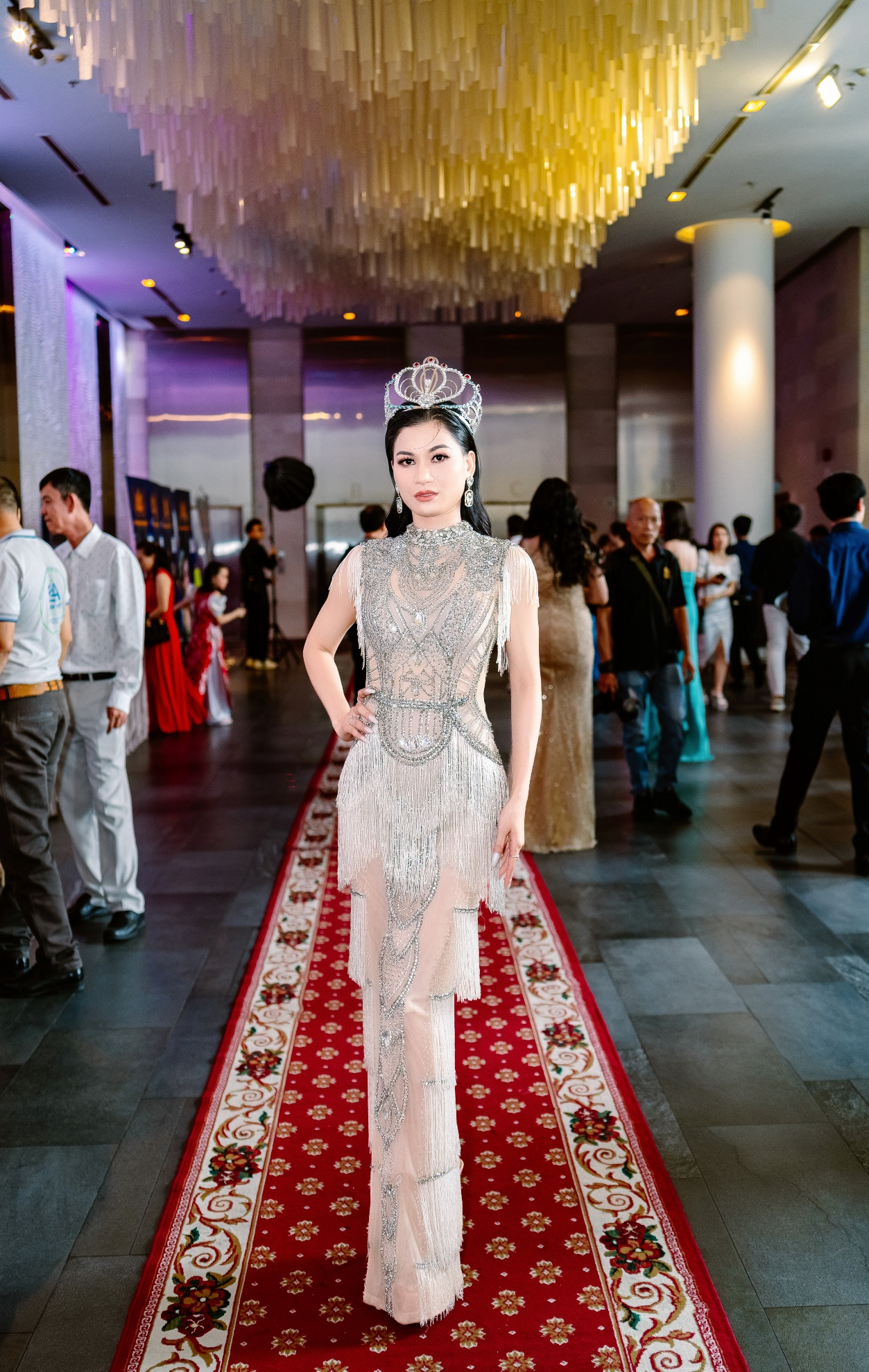 Hoa hậu Nguyễn Trang l&agrave;m vedette khi diễn BST &aacute;o d&agrave;i- Ảnh 5.