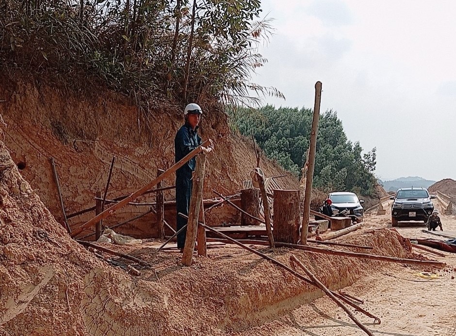 Tháo dỡ trạm thu phí tự phát nối 2 đầu đường ngàn tỉ- Ảnh 1.