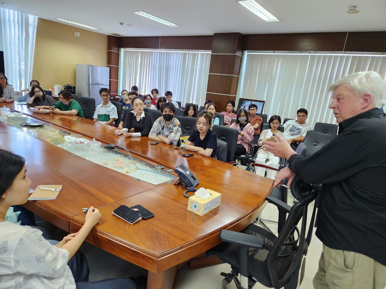 Sinh vi&ecirc;n Fulbright t&igrave;m hiểu về qui tr&igrave;nh xử l&yacute; r&aacute;c thải tại VWS- Ảnh 1.