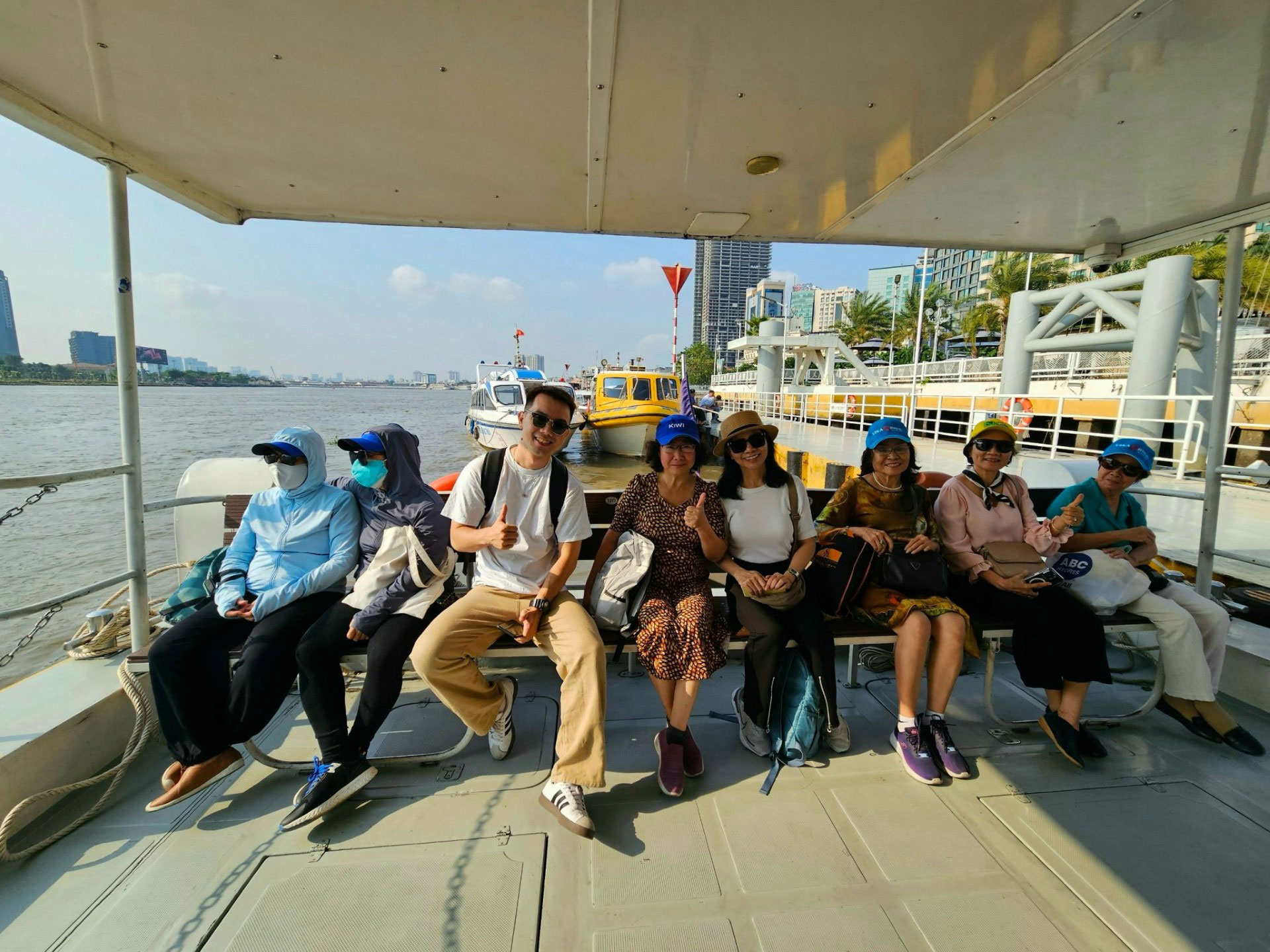 Du khách trải nghiệm tour kích cầu - một trong những hoạt động tại Ngày hội Du lịch TP HCM năm 2024, diễn ra tháng 4 Ảnh: LAM GIANG