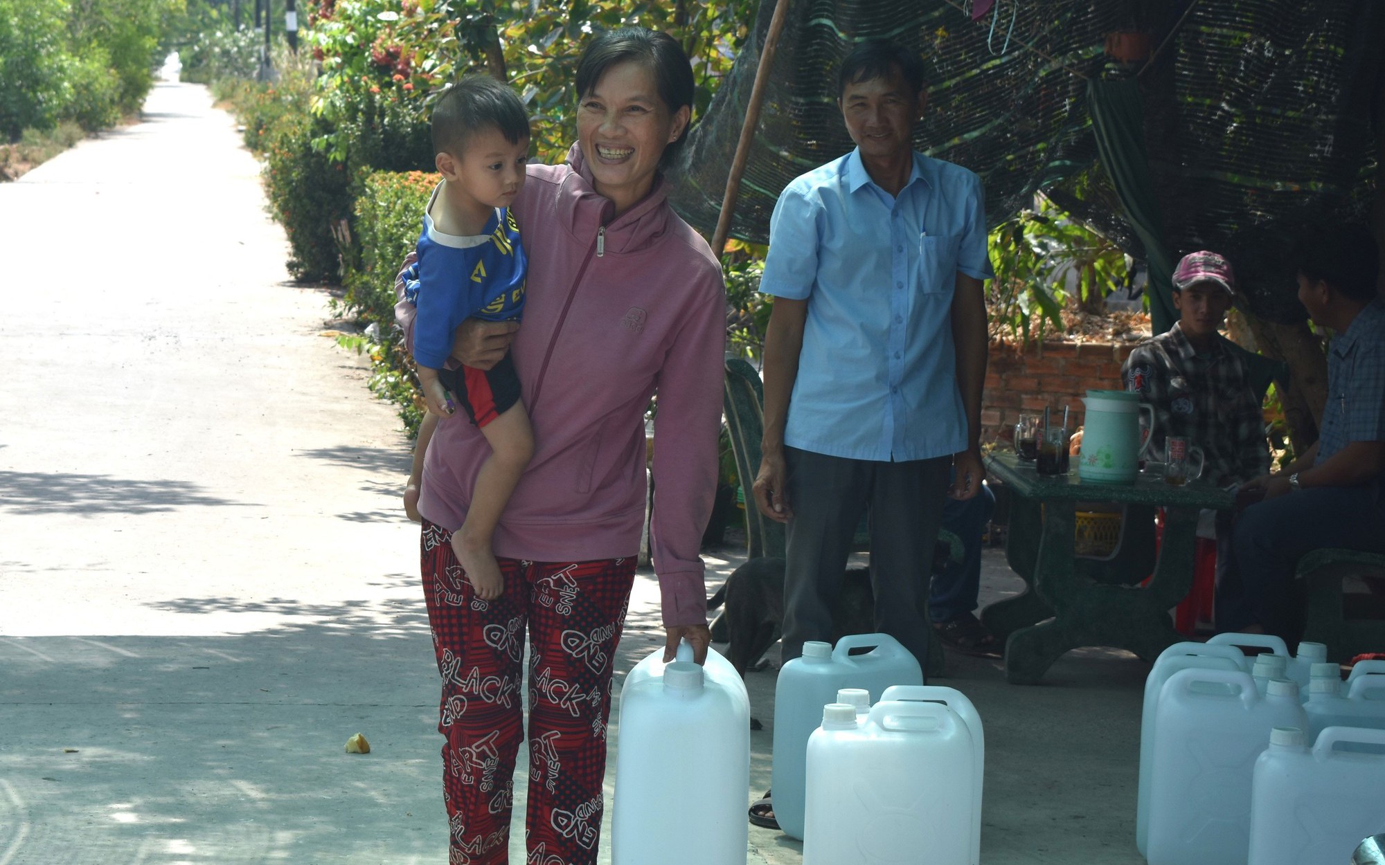 Dốc sức cầm cự với hạn, mặn