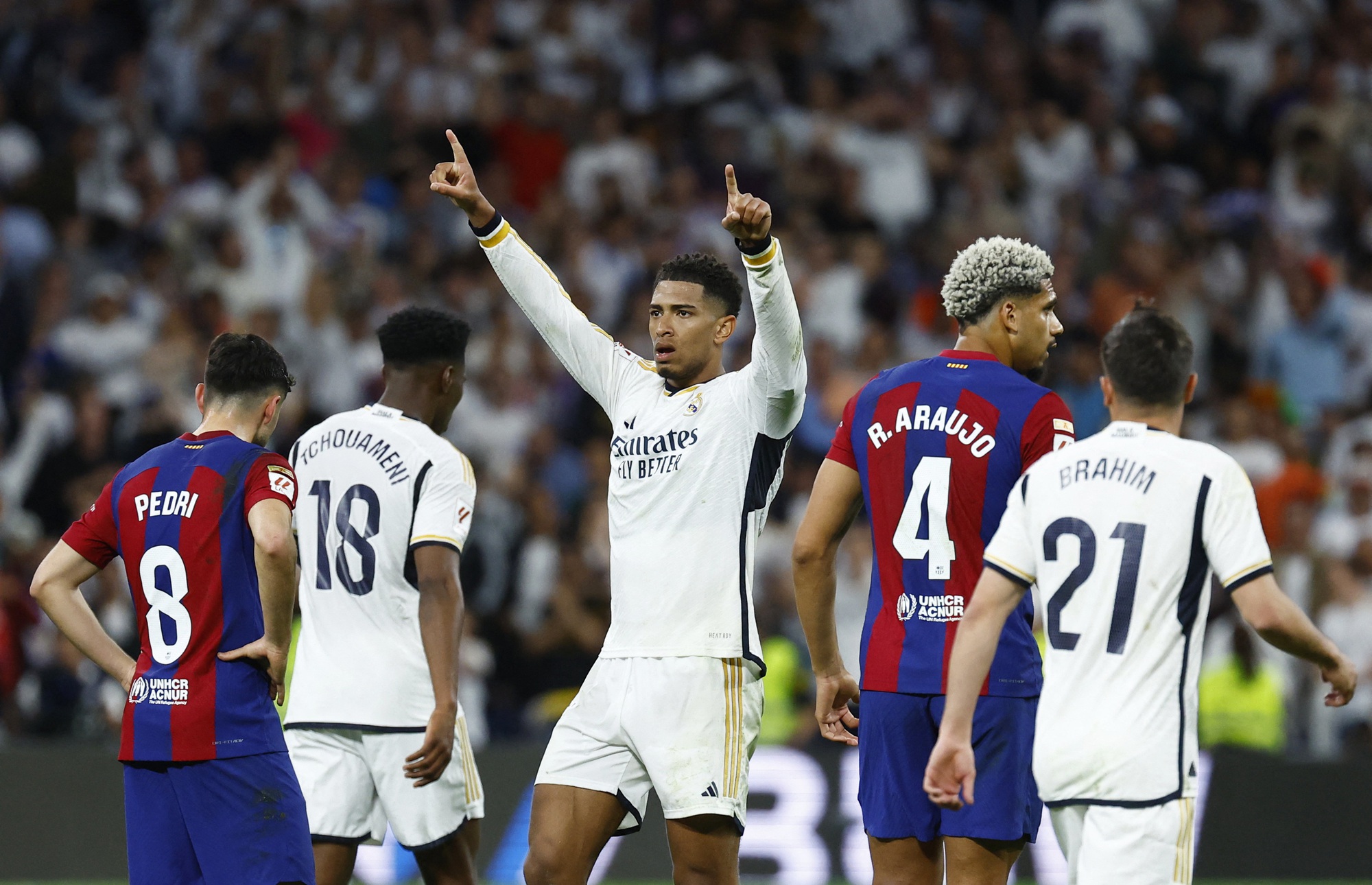 Bellingham lại gieo sầu cho Barcelona, Real Madrid chạm tay vào cúp vô địch - Ảnh 2.