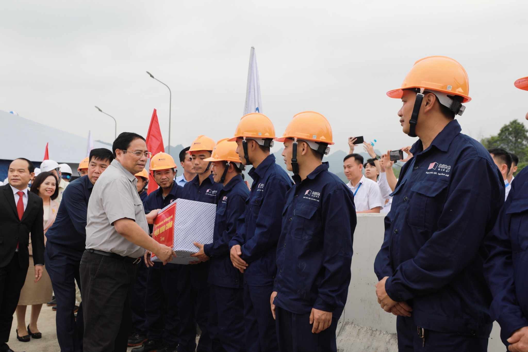 Thủ tướng ph&aacute;t lệnh khởi c&ocirc;ng cao tốc cửa khẩu Hữu Nghị - Chi Lăng- Ảnh 3.