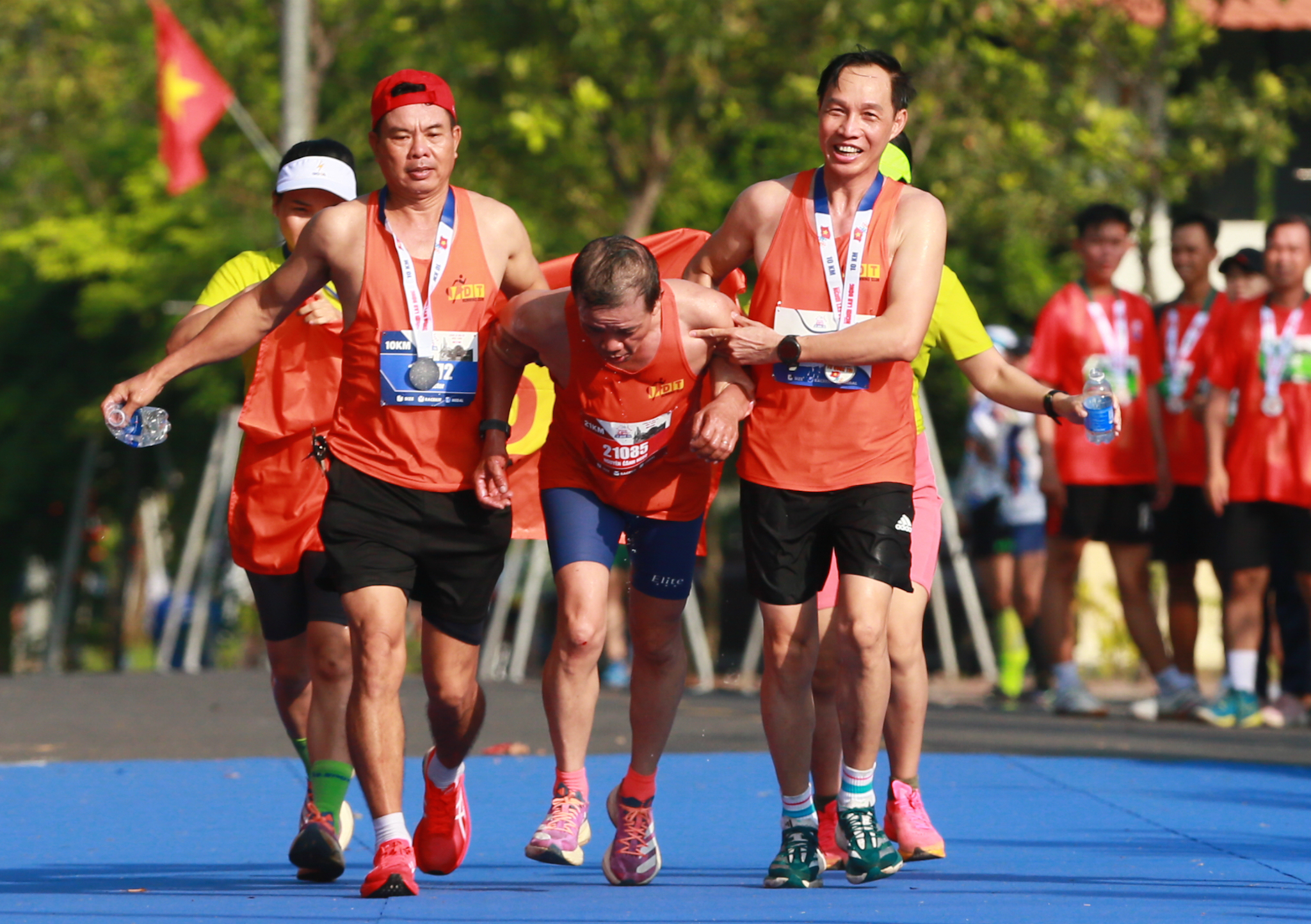 Khoảnh khắc ấm lòng của runner, tình nguyện viên đường chạy