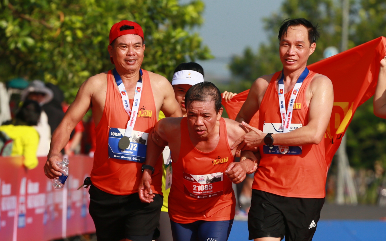 Khoảnh khắc ấm lòng của runner, tình nguyện viên đường chạy "Tự hào Tổ quốc tôi"