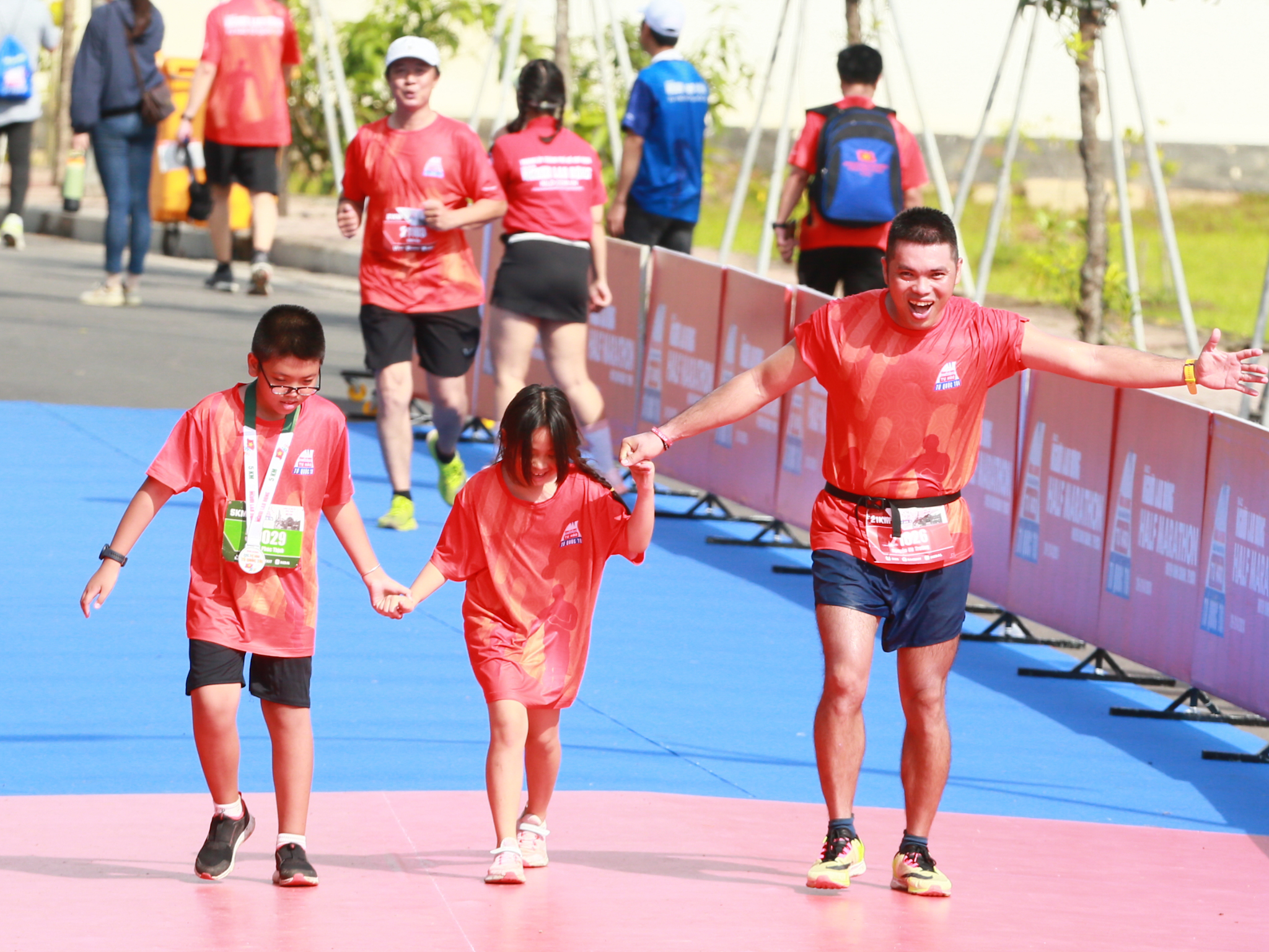 Khoảnh khắc ấm lòng của runner, tình nguyện viên đường chạy