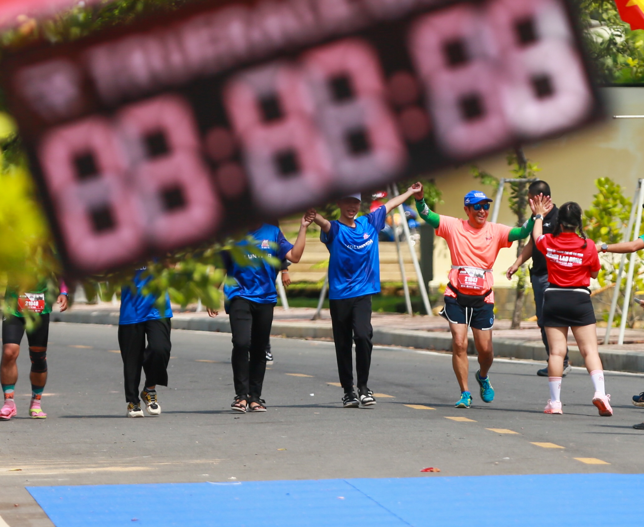 Khoảnh khắc ấm lòng của runner, tình nguyện viên đường chạy