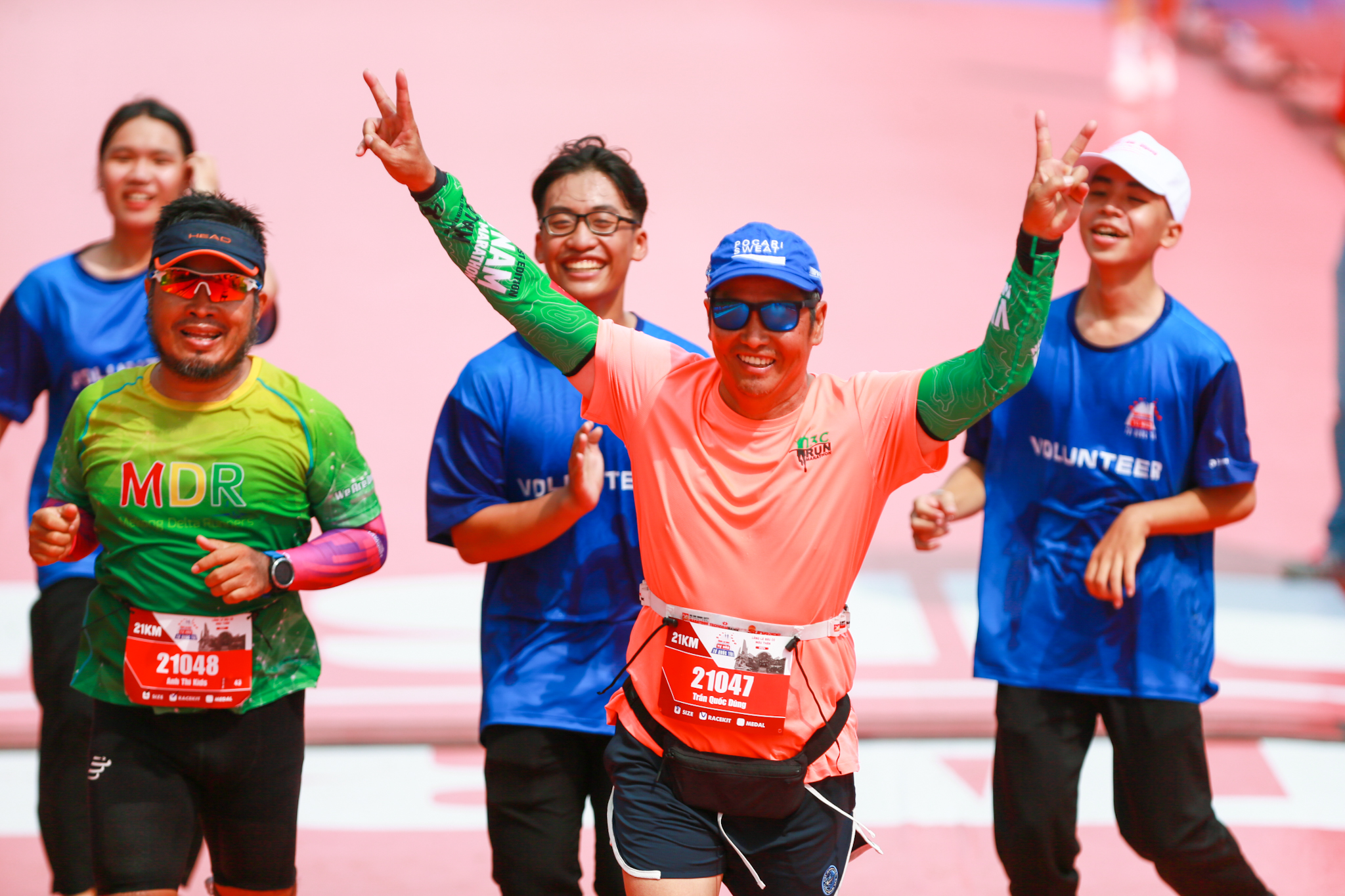 Khoảnh khắc ấm lòng của runner, tình nguyện viên đường chạy