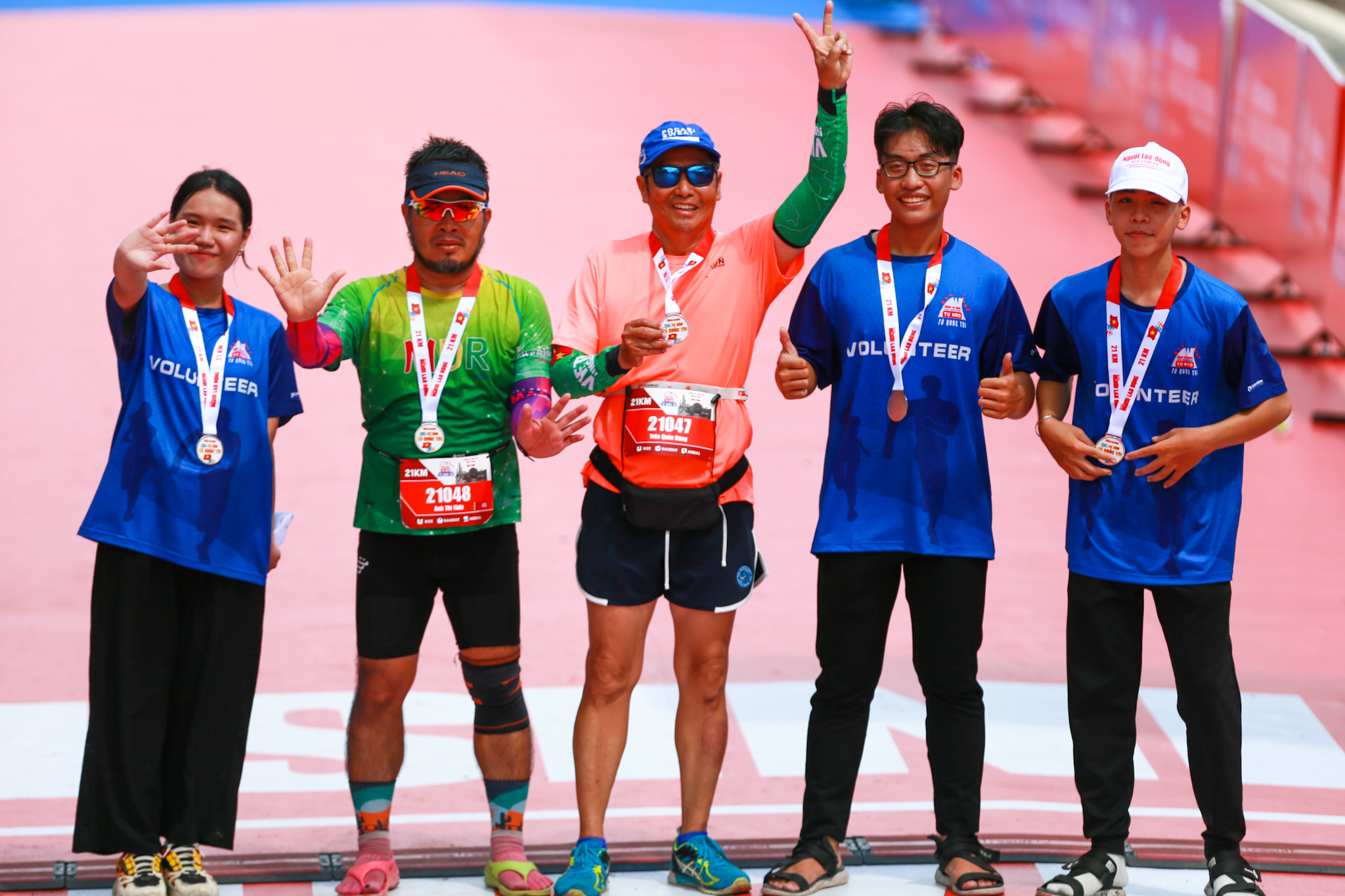 Khoảnh khắc ấm lòng của runner, tình nguyện viên đường chạy