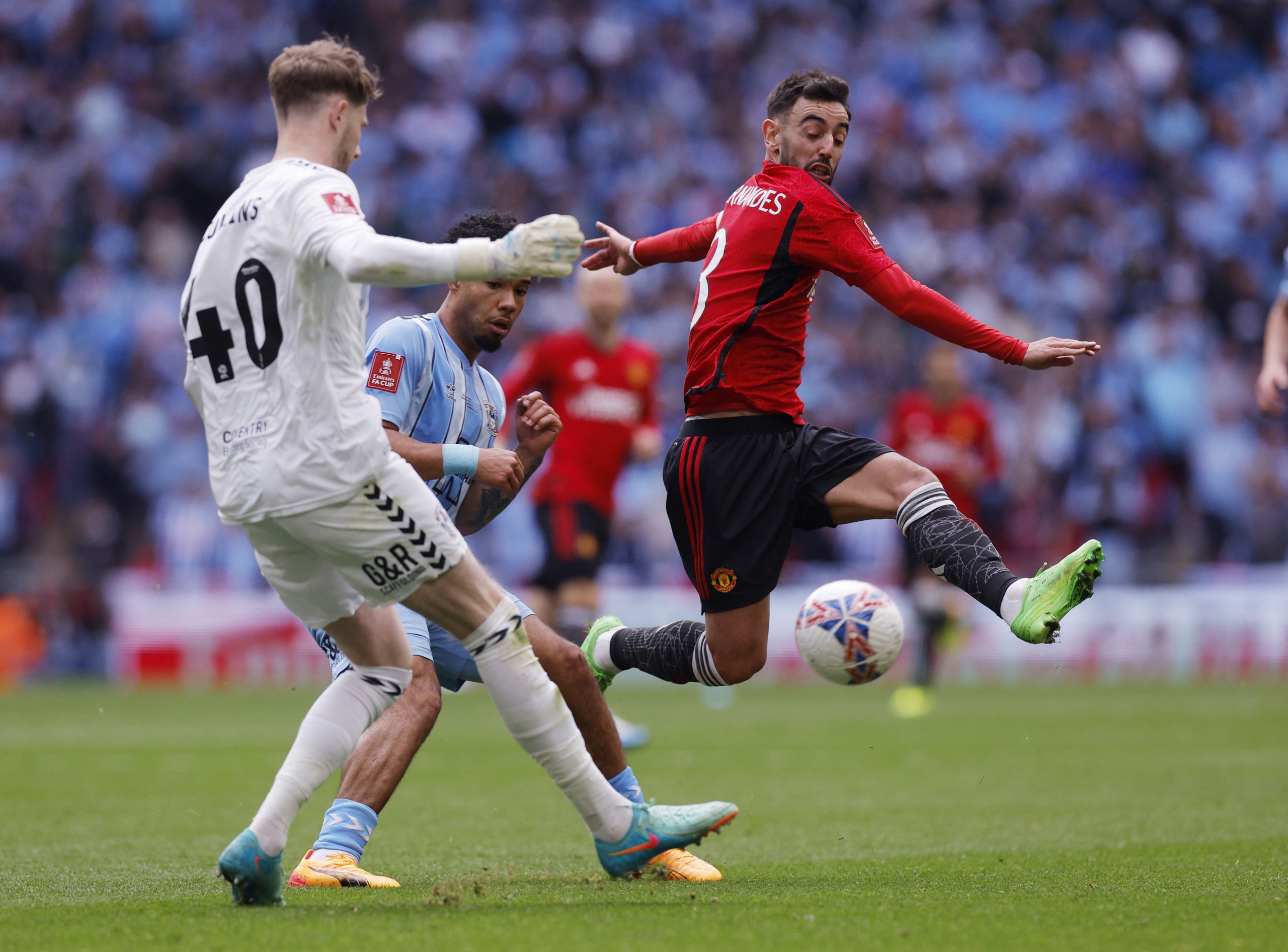 Rượt đuổi kh&ocirc;ng tưởng, Coventry City vuột chiến thắng kh&oacute; tin trước Man United- Ảnh 5.