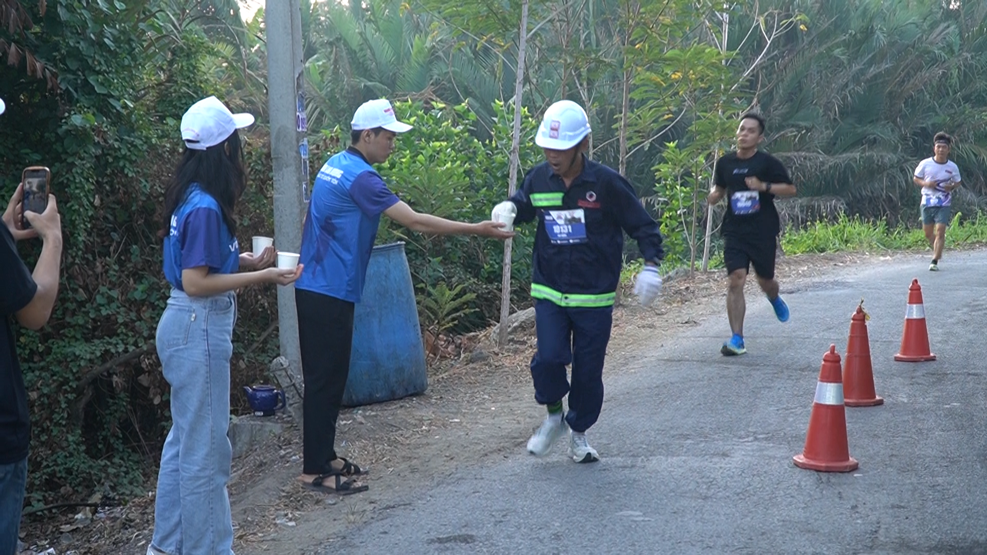 Khoảnh khắc ấm lòng của runner, tình nguyện viên đường chạy