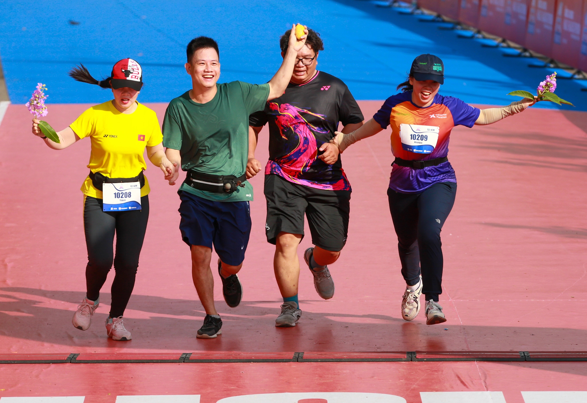 Khoảnh khắc ấm lòng của runner, tình nguyện viên đường chạy