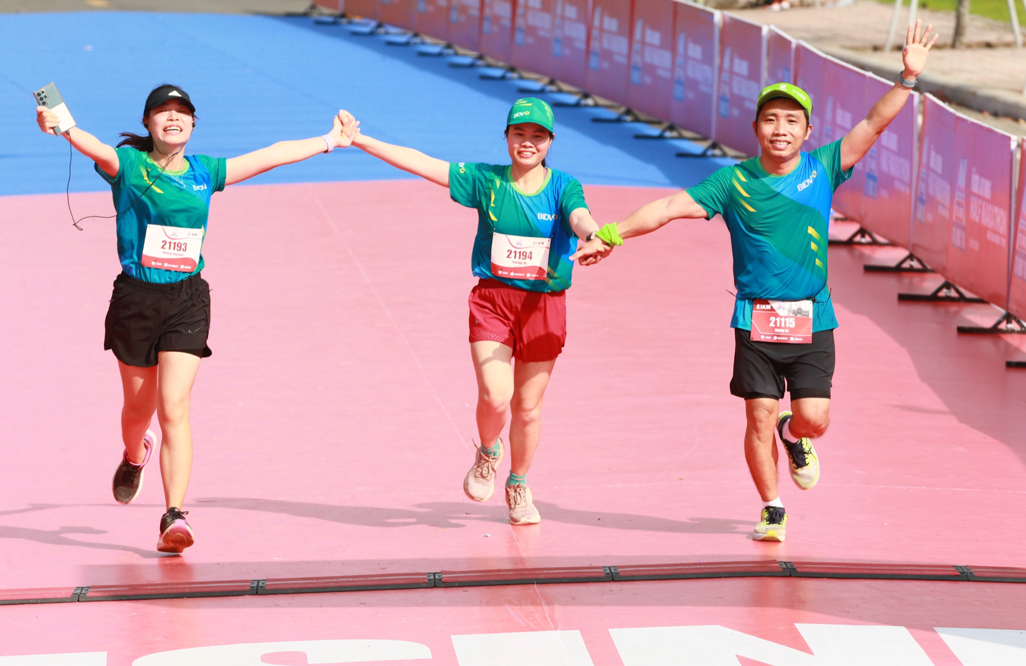 Khoảnh khắc ấm lòng của runner, tình nguyện viên đường chạy