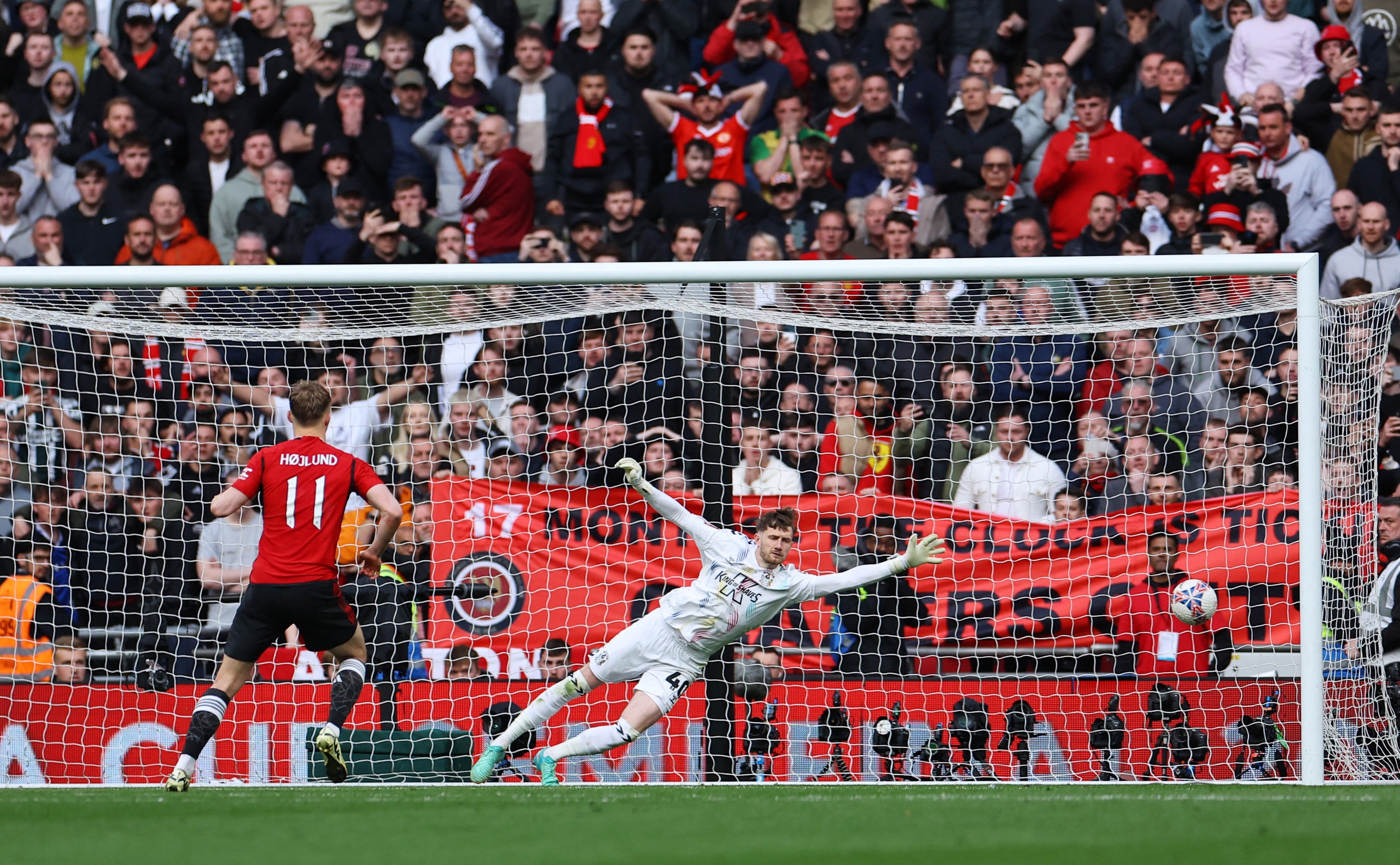 Rượt đuổi kh&ocirc;ng tưởng, Coventry City vuột chiến thắng kh&oacute; tin trước Man United- Ảnh 9.