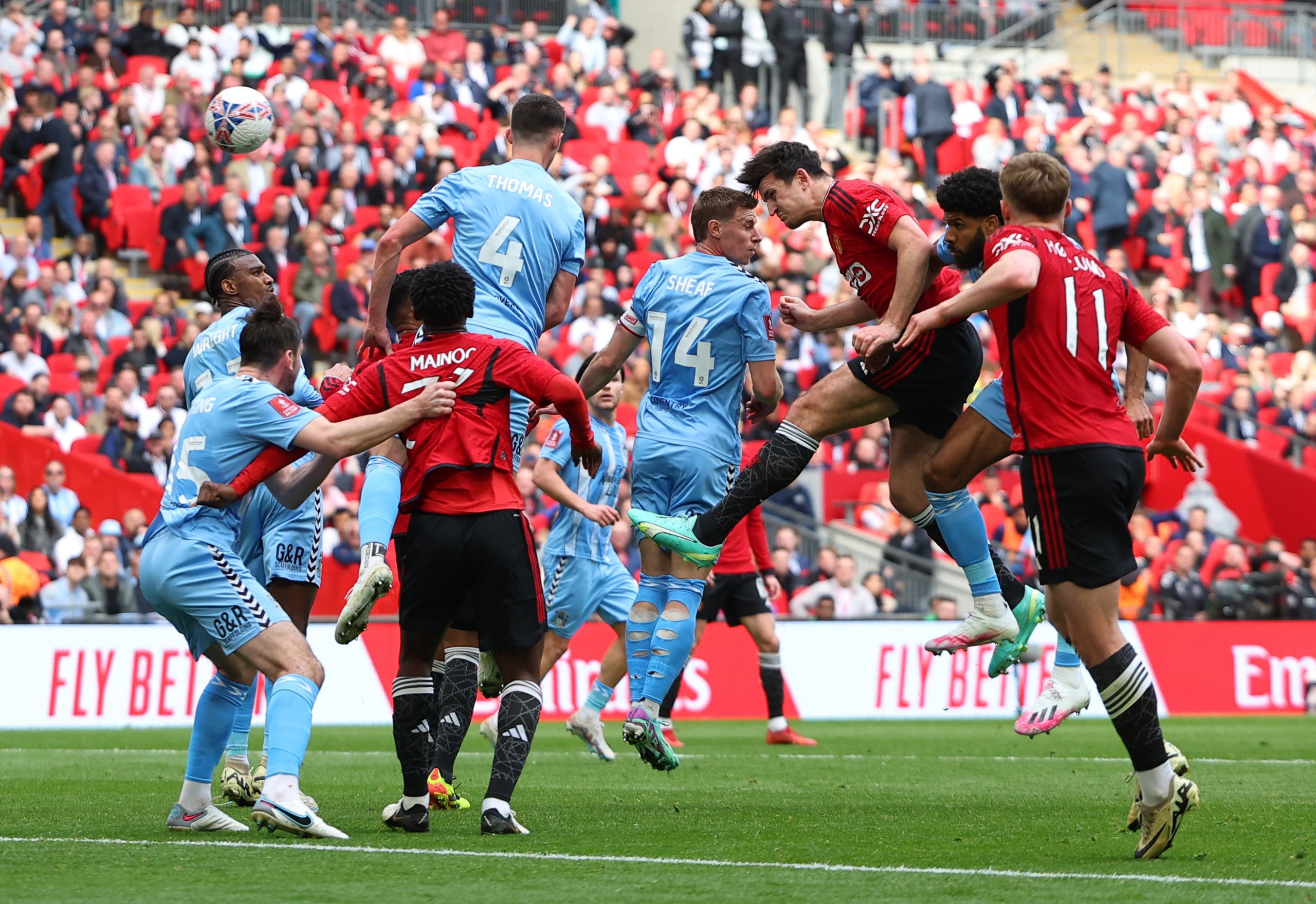 Rượt đuổi kh&ocirc;ng tưởng, Coventry City vuột chiến thắng kh&oacute; tin trước Man United- Ảnh 4.