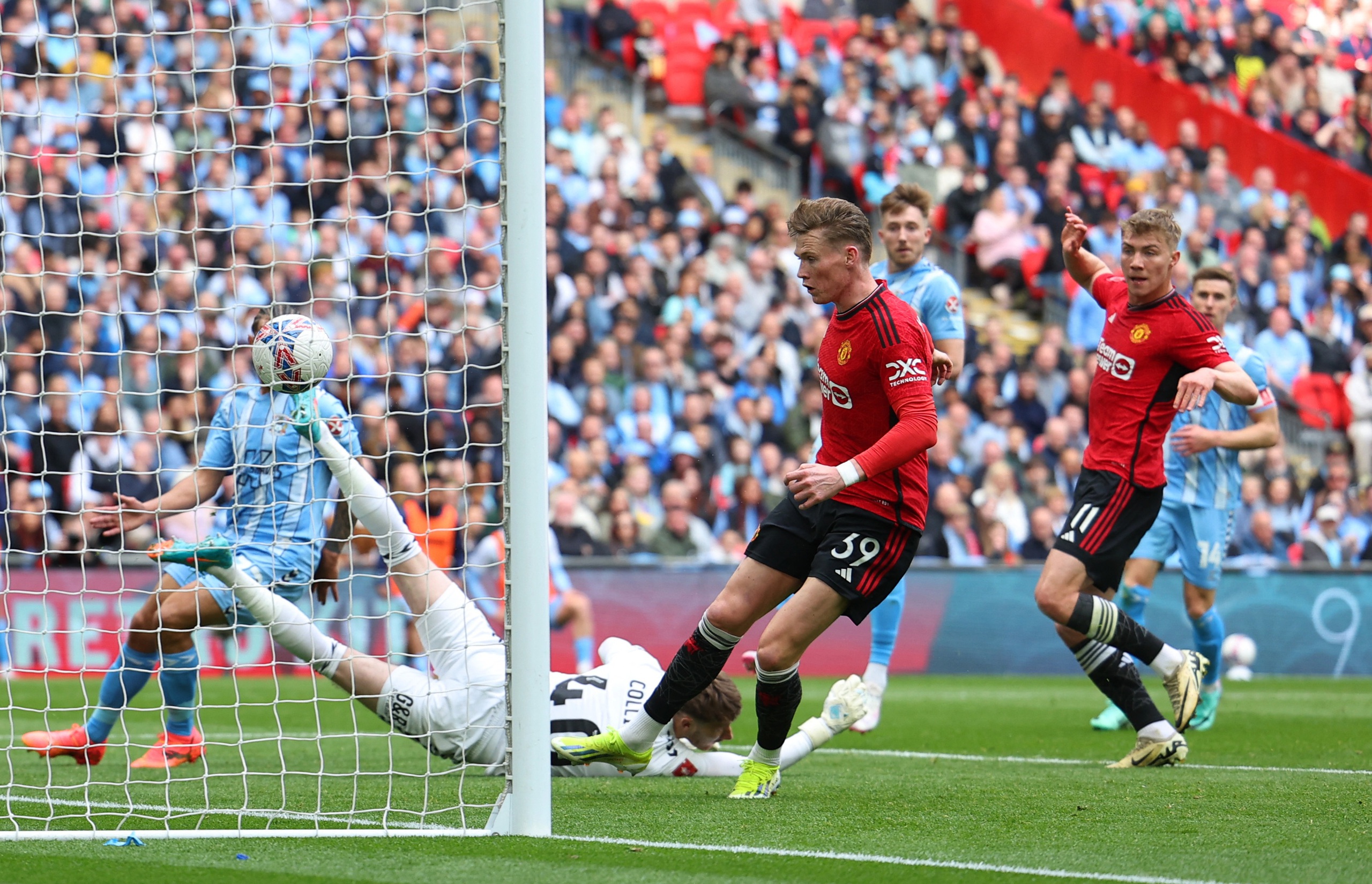 Scott McTominay ghi b&agrave;n mở tỉ số cho Man United