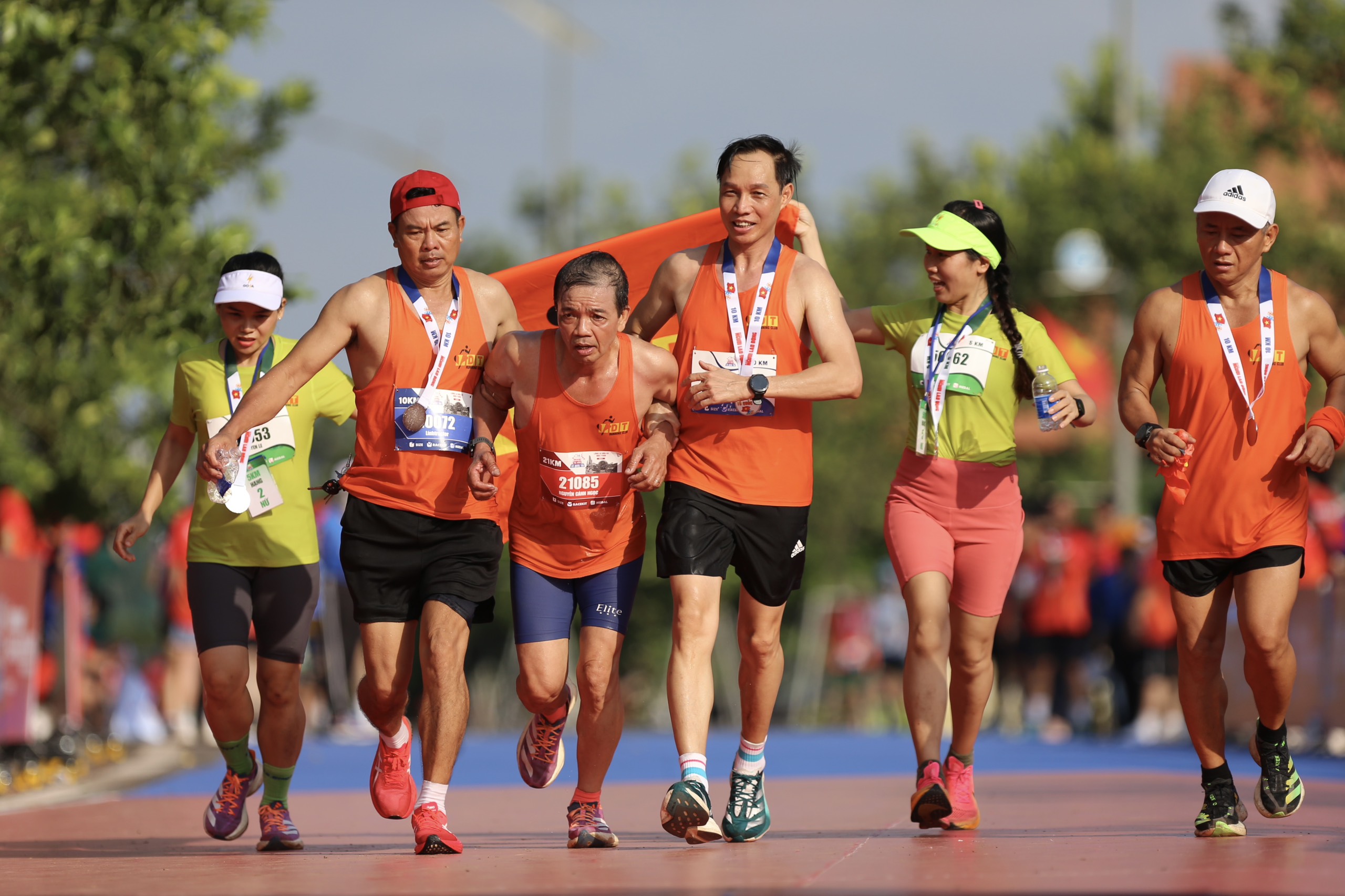 Khoảnh khắc ấm lòng của runner, tình nguyện viên đường chạy