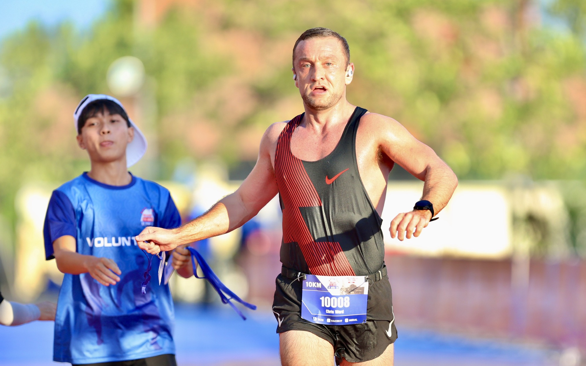 Nghĩa cử đẹp của runner nước ngoài tại Giải half marathon “Tự hào Tổ quốc tôi”