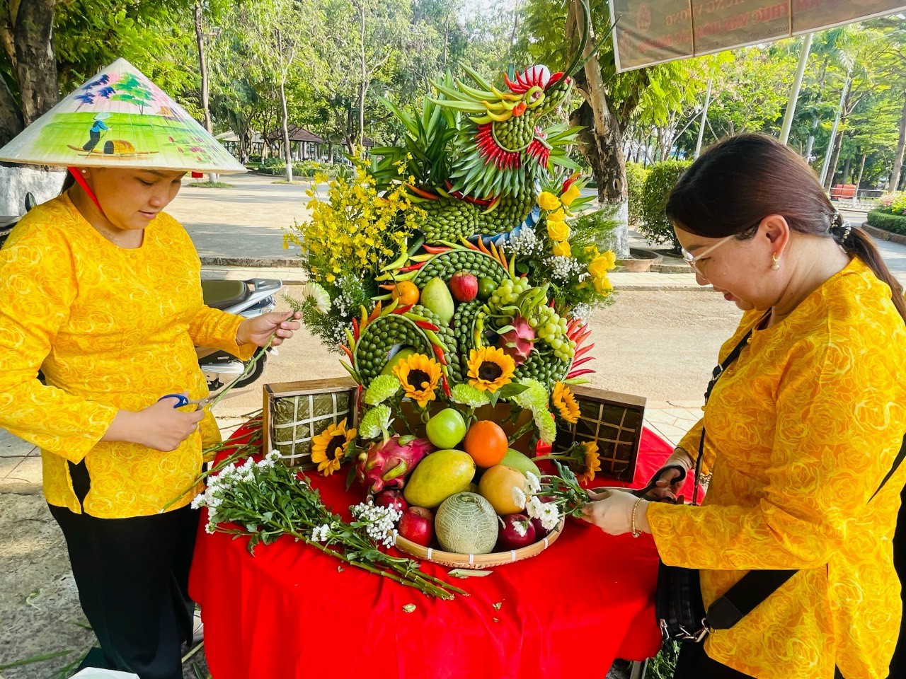 Hàng trăm công nhân vui mừng vì được hỗ trợ trong Tháng Công nhân- Ảnh 5.
