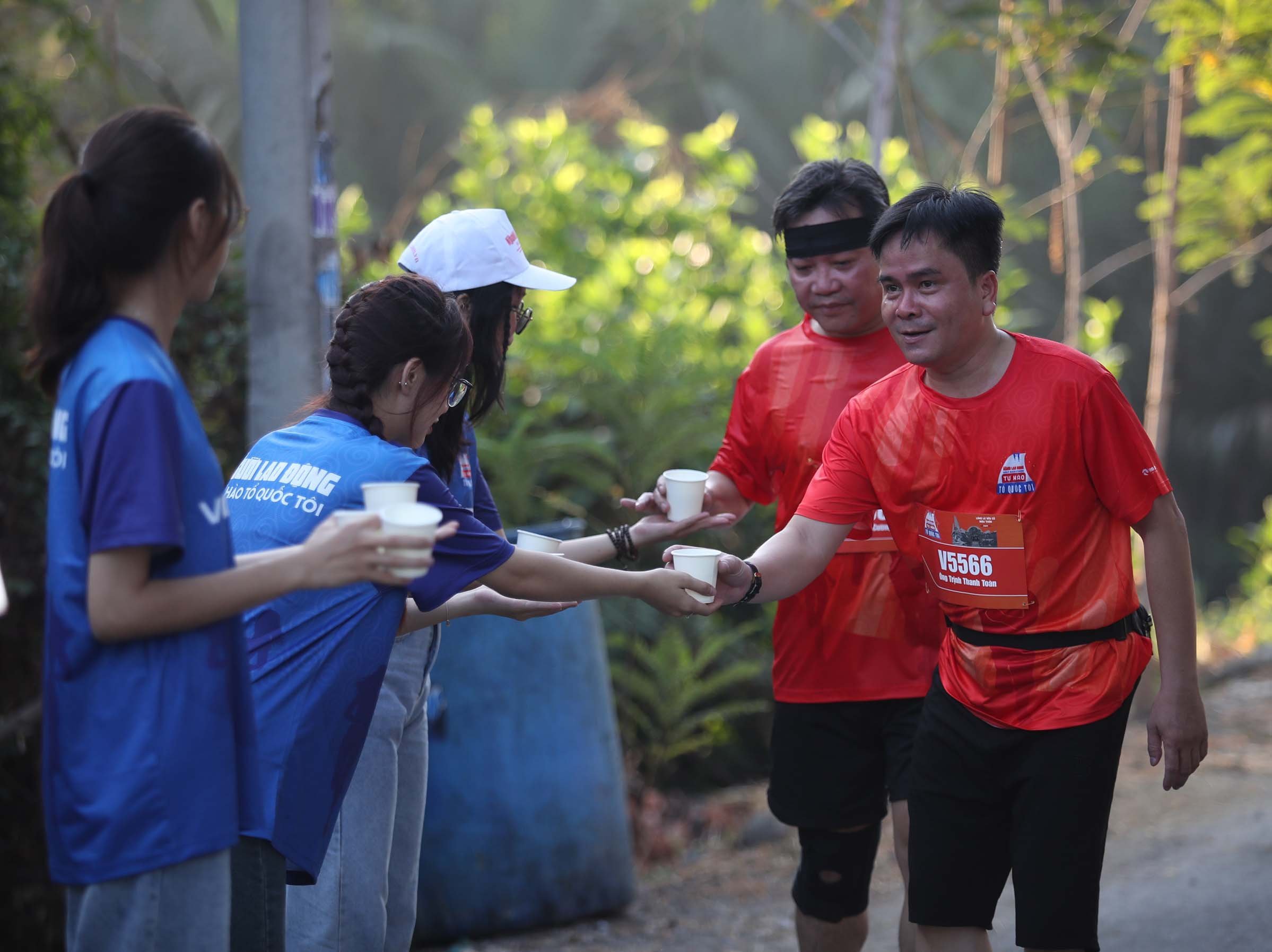 Khoảnh khắc ấm lòng của runner, tình nguyện viên đường chạy "Tự hào Tổ quốc tôi"- Ảnh 12.