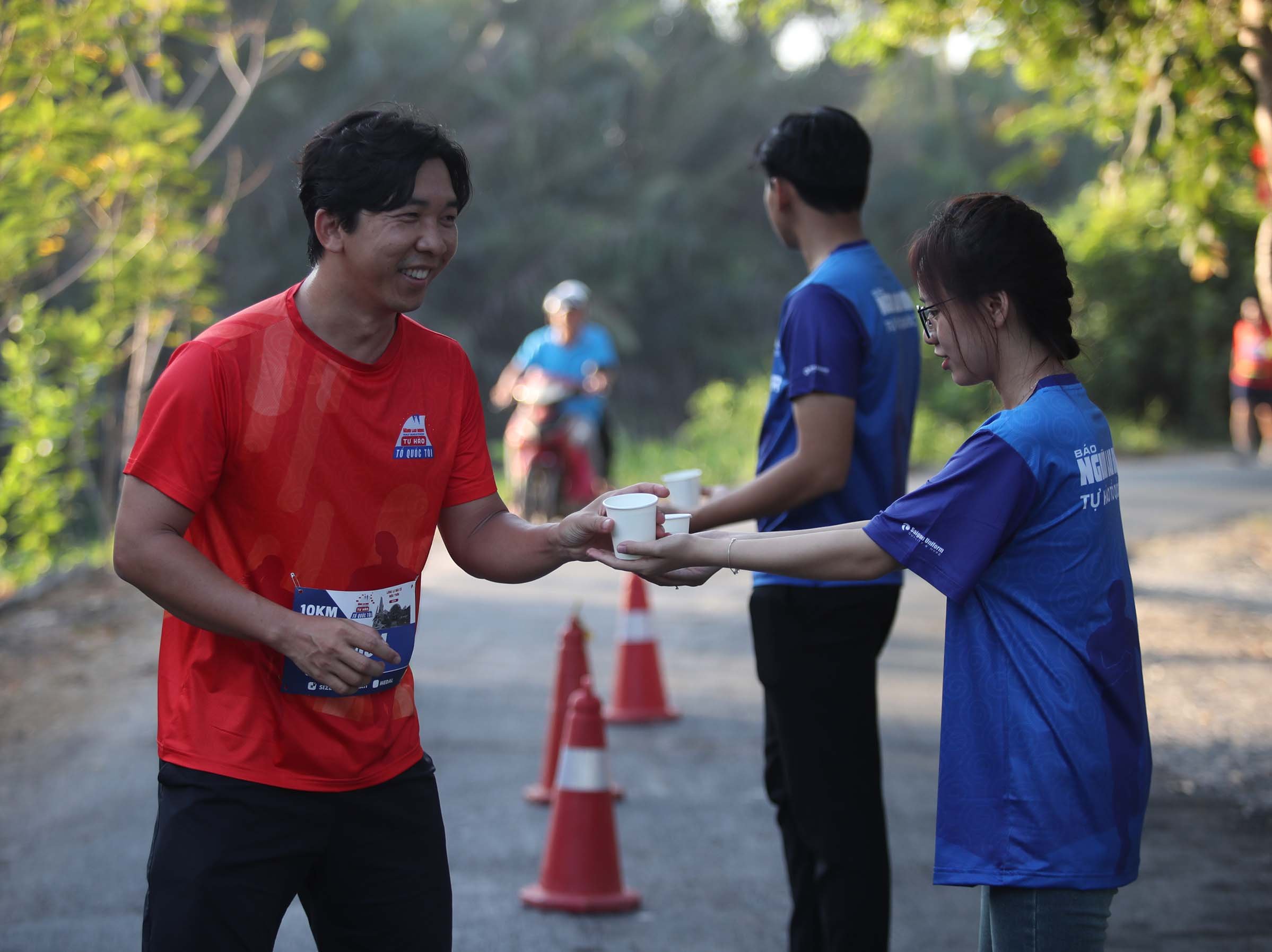 Khoảnh khắc ấm lòng của runner, tình nguyện viên đường chạy "Tự hào Tổ quốc tôi"- Ảnh 11.