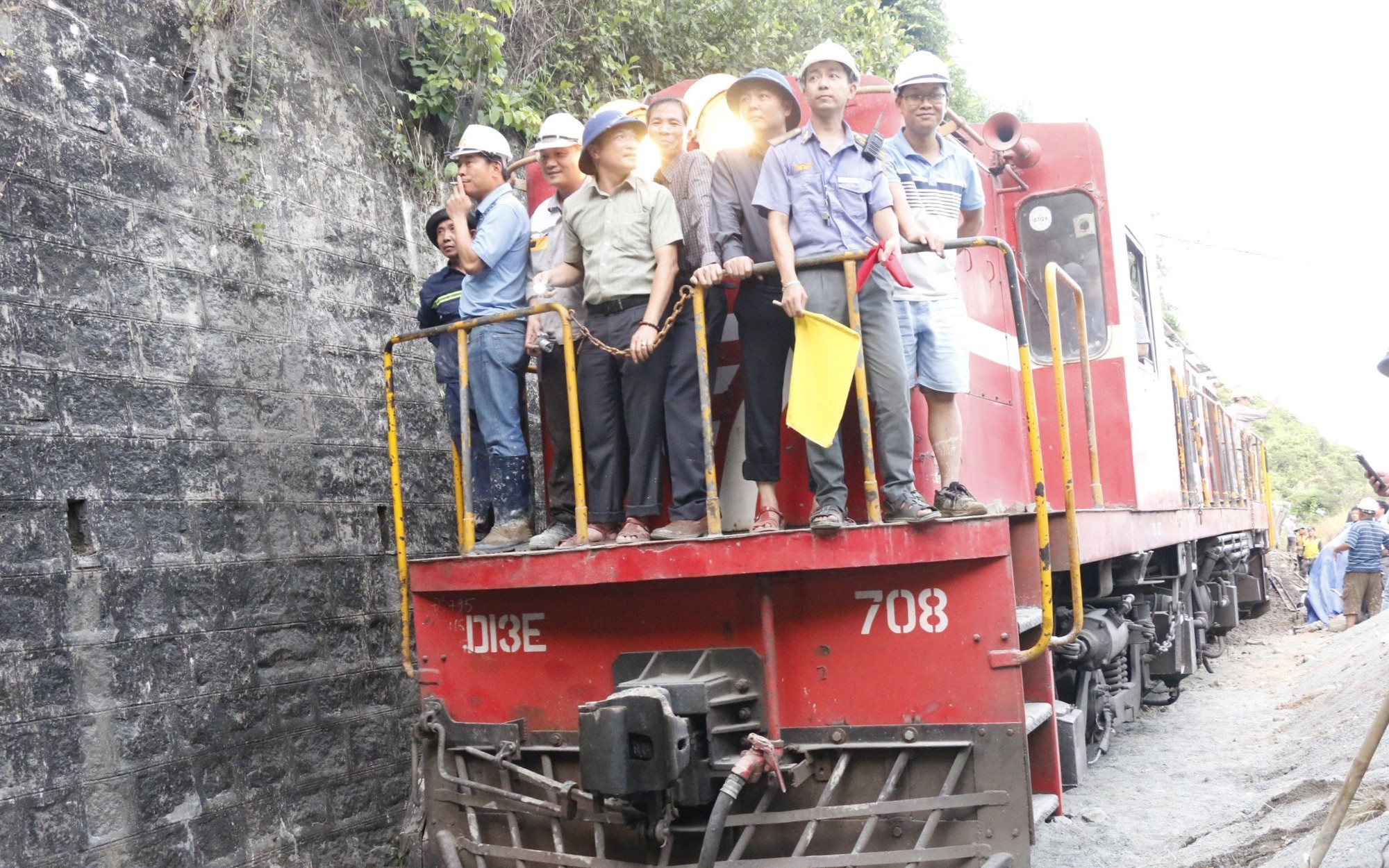 Tàu hàng thông hầm đường sắt ở đèo Cả
