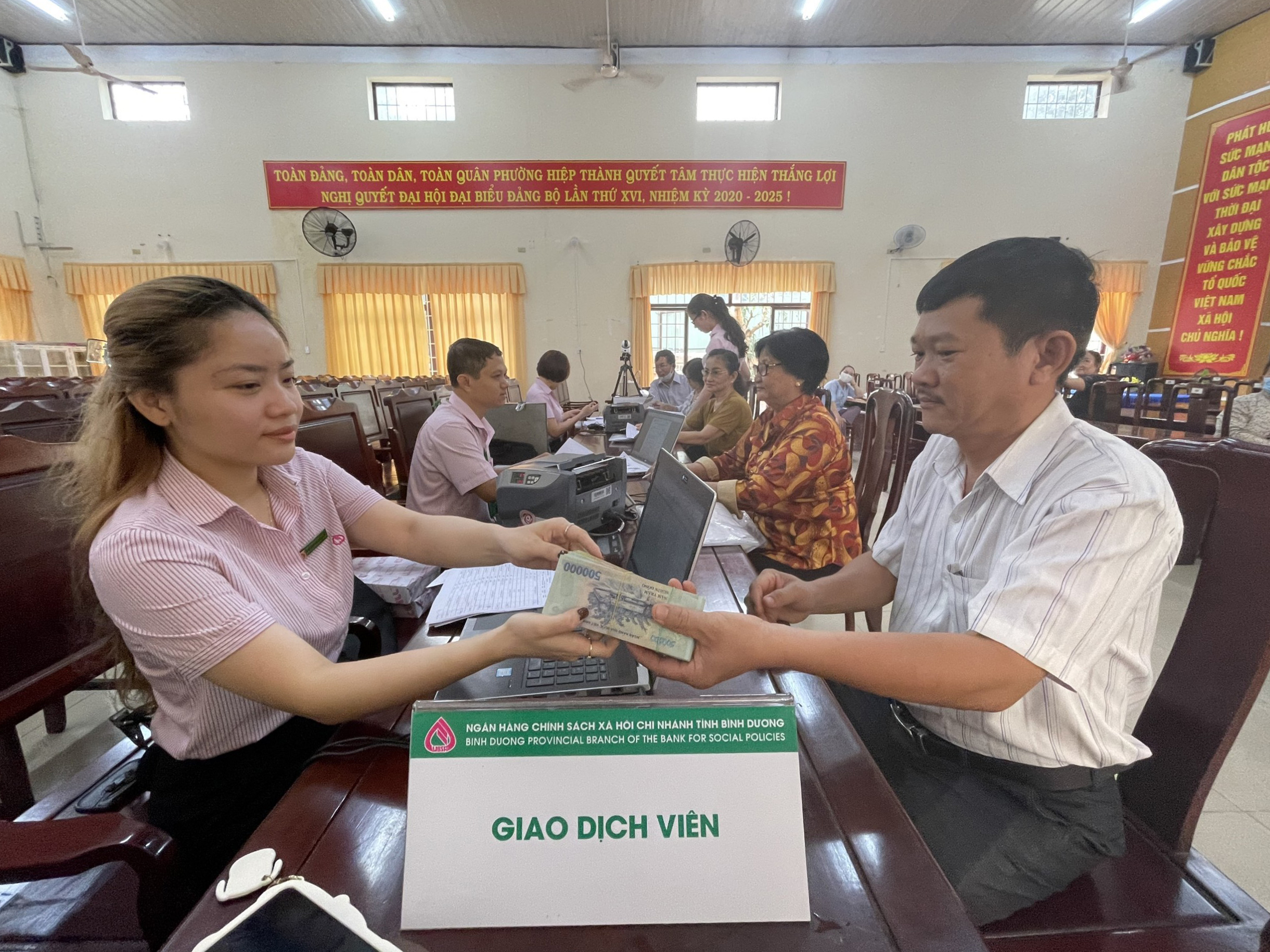 Ng&acirc;n h&agrave;ng Ch&iacute;nh s&aacute;ch X&atilde; hội tỉnh B&igrave;nh Dương giải ng&acirc;n tiền vay từ nguồn vốn ưu đ&atilde;i cho người d&acirc;n