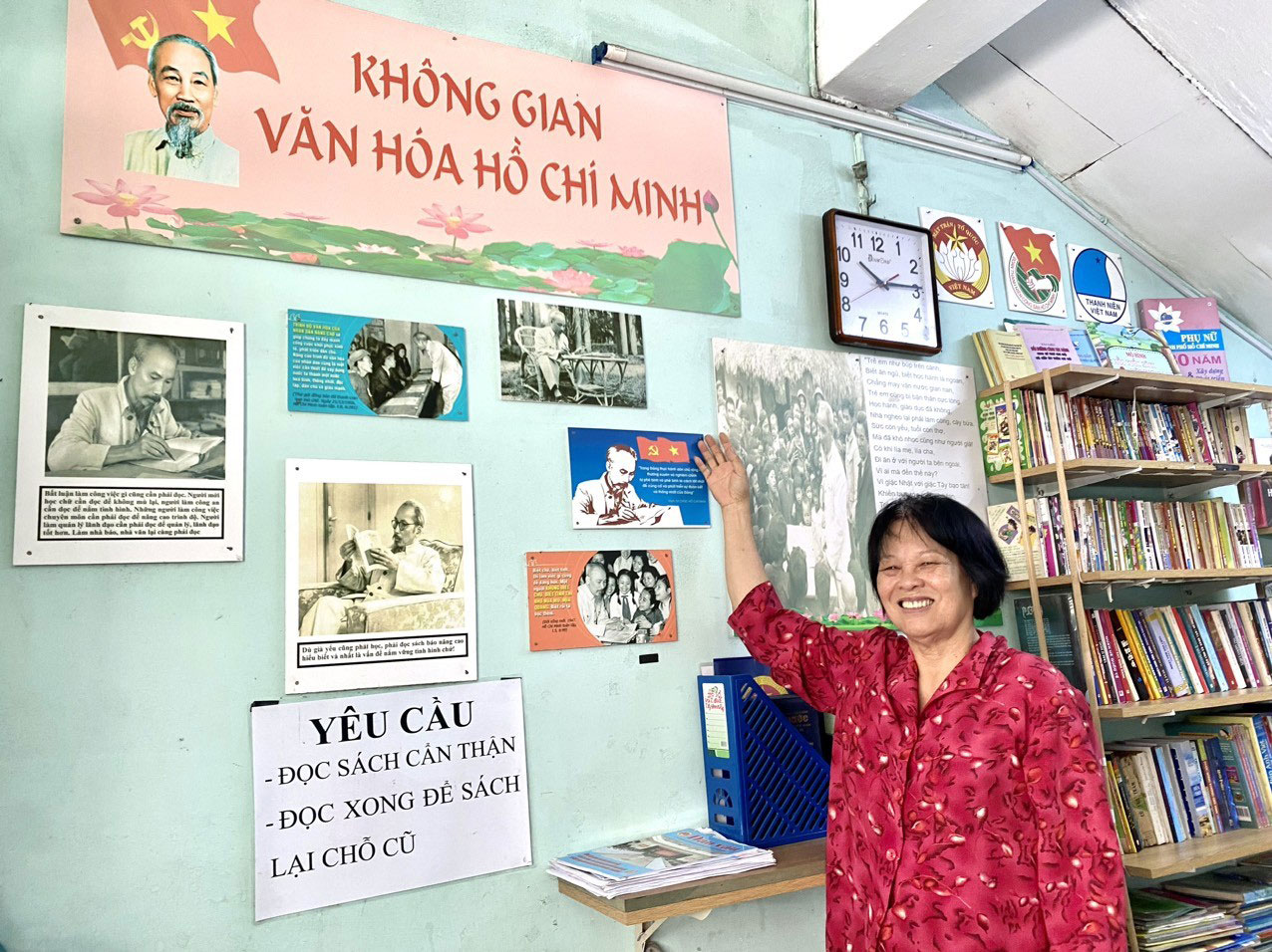 B&agrave; Nguyễn Thị Chiếm b&ecirc;n Kh&ocirc;ng gian Văn h&oacute;a Hồ Ch&iacute; Minh tại trụ sở Ban Điều h&agrave;nh Khu phố 4