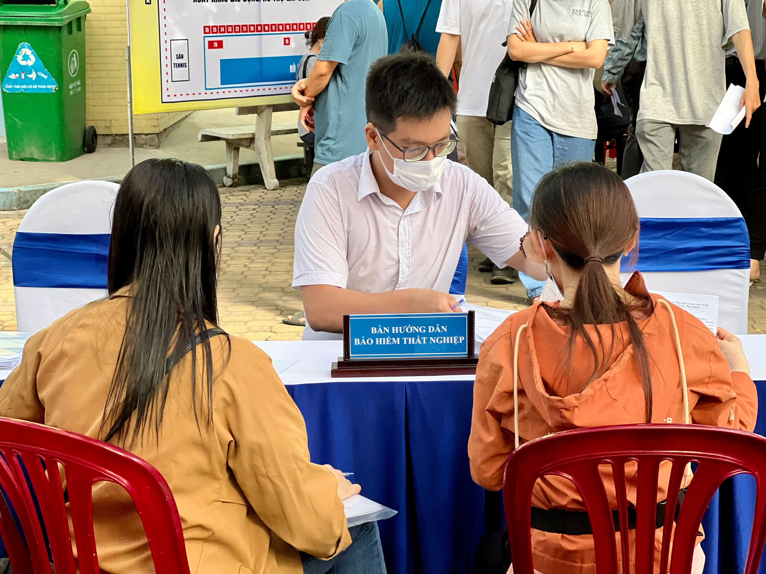 C&aacute;n bộ chuy&ecirc;n tr&aacute;ch Trung t&acirc;m Dịch vụ việc l&agrave;m TP HCM hướng dẫn người lao động l&agrave;m thủ tục hưởng trợ cấp thất nghiệp Ảnh HUỲNH NHƯ