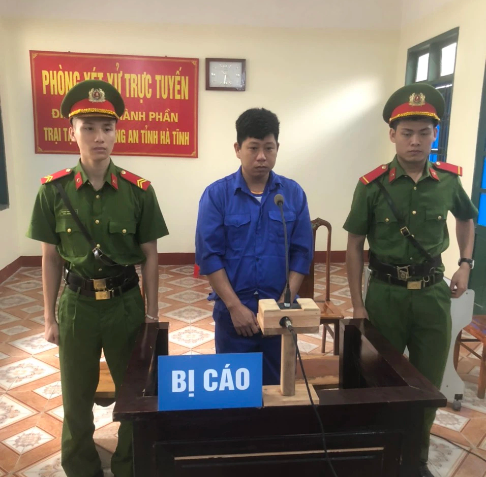 Lao thẳng &ocirc; t&ocirc; v&agrave;o nh&oacute;m bạn, nhiều người ngỡ ng&agrave;ng- Ảnh 1.