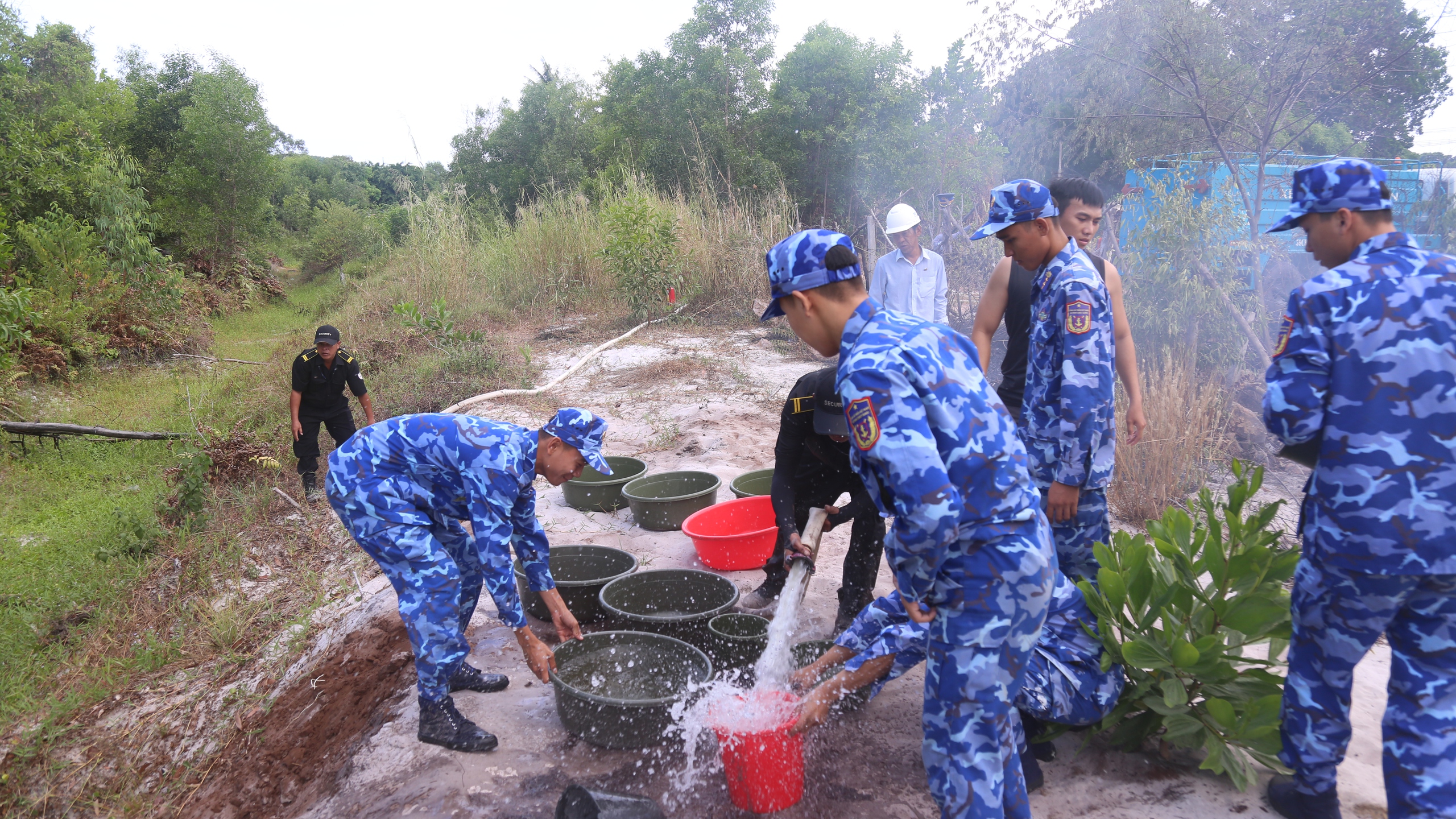 Cảnh s&aacute;t biển ở Ph&uacute; Quốc gi&uacute;p d&acirc;n dập lửa, hiểu r&otilde; ph&aacute;p luật- Ảnh 5.
