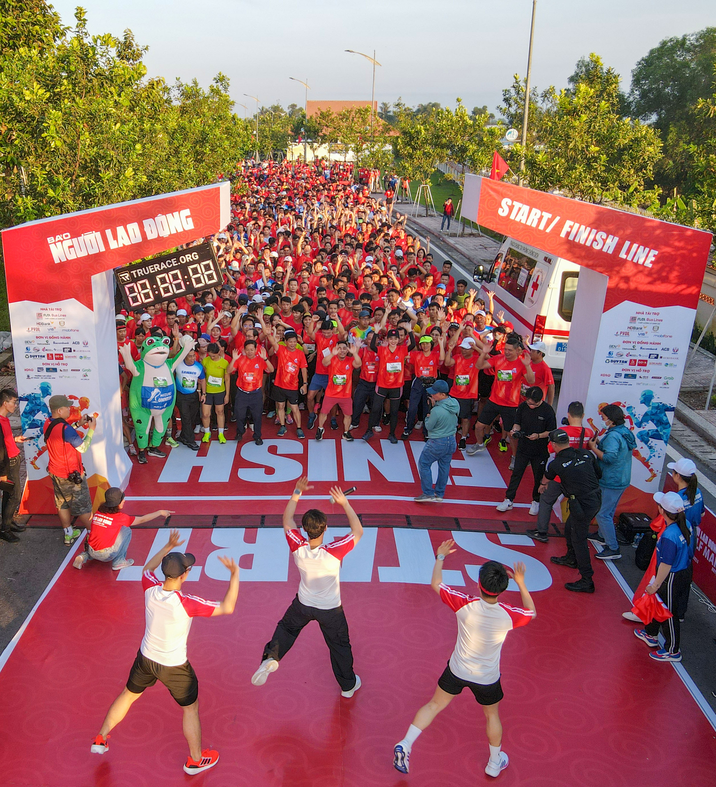 Những khoảnh khắc đáng nhớ tại giải Giải half-marathon “Tự hào Tổ quốc tôi”- Ảnh 2.
